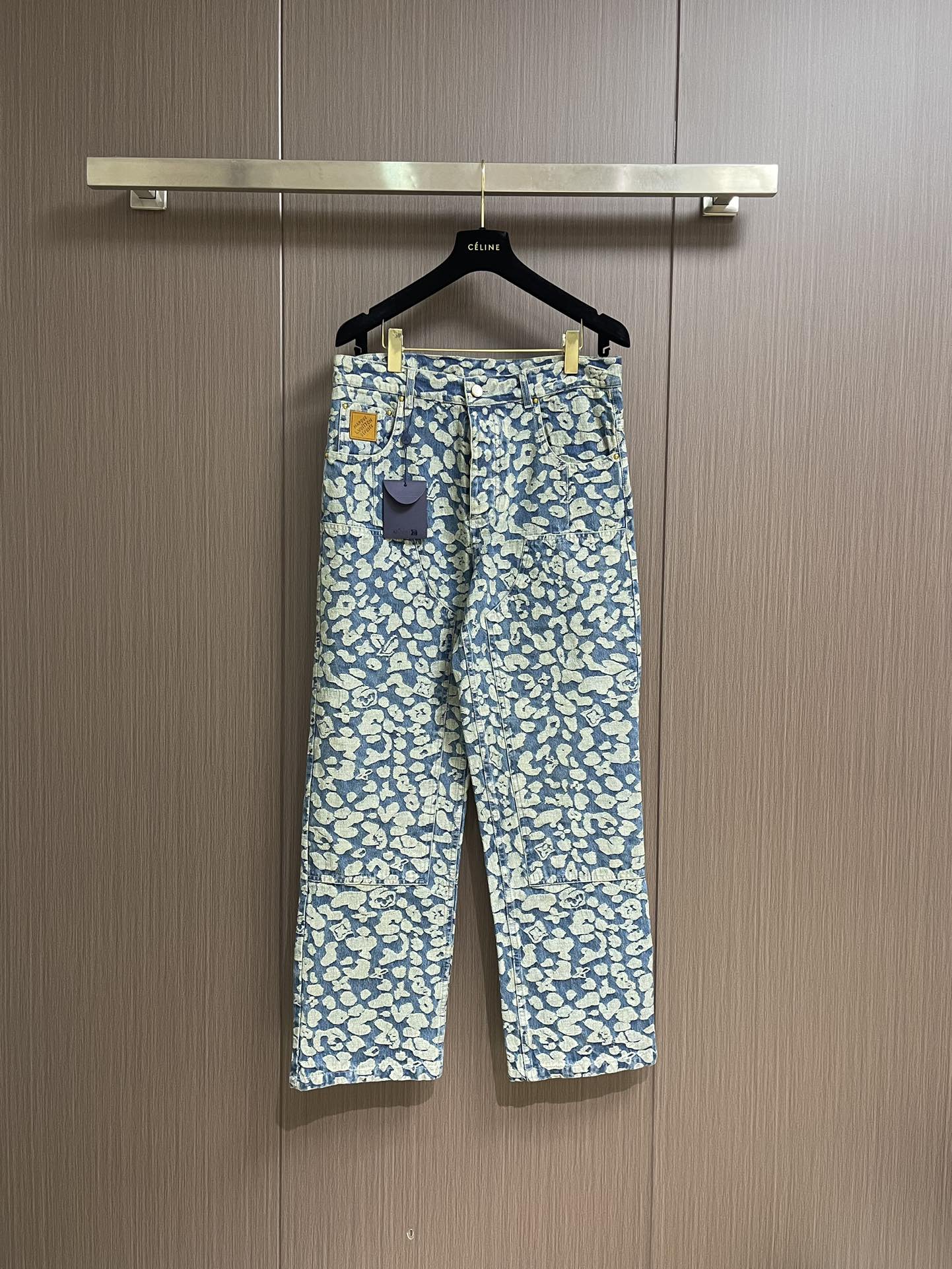 “LV 2025SS Cowboy Jacket: Nigo’s Street-Style Collaboration with Pharrell Williams” - 图片 1