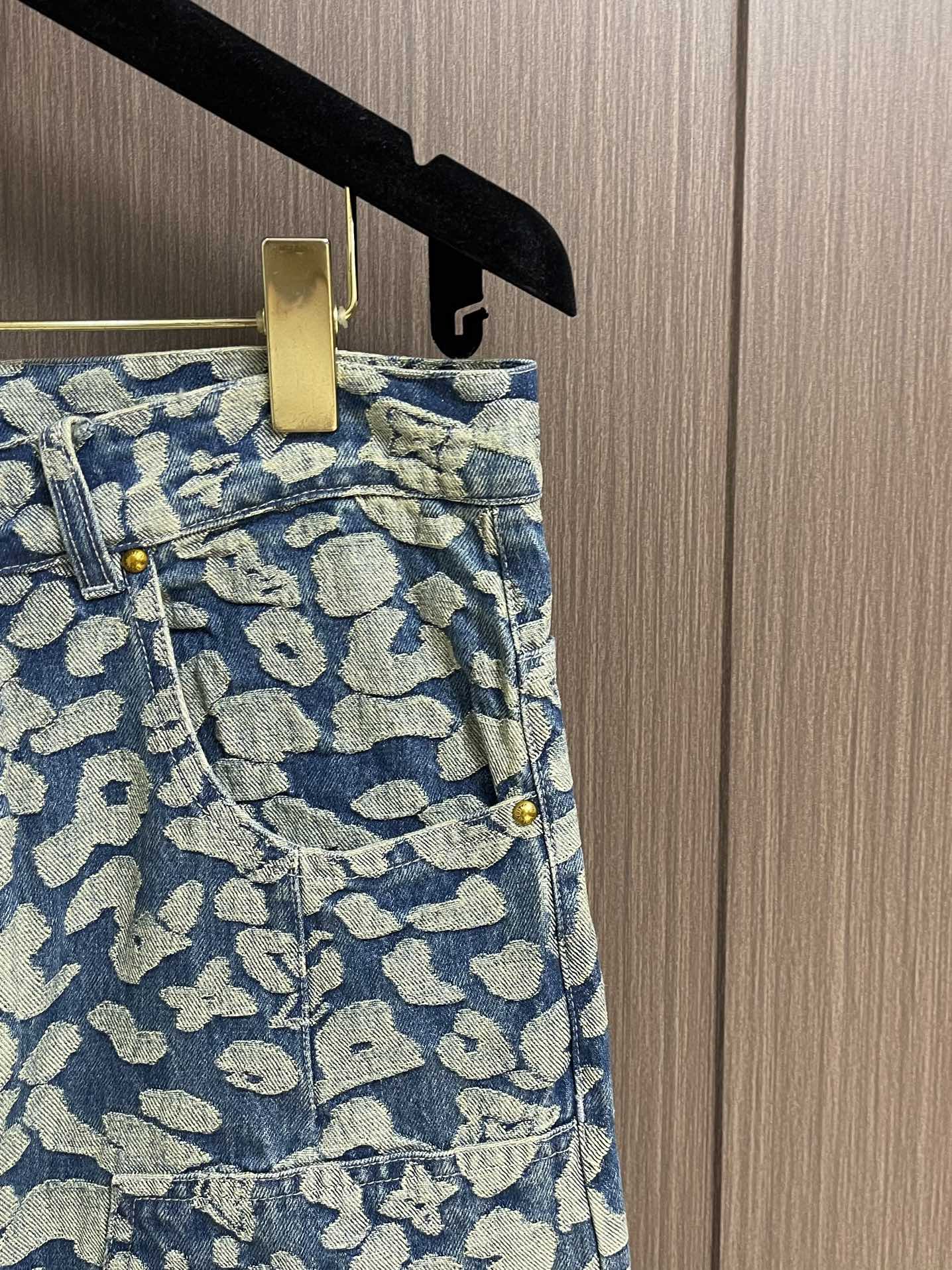 “LV 2025SS Cowboy Jacket: Nigo’s Street-Style Collaboration with Pharrell Williams” - 图片 4