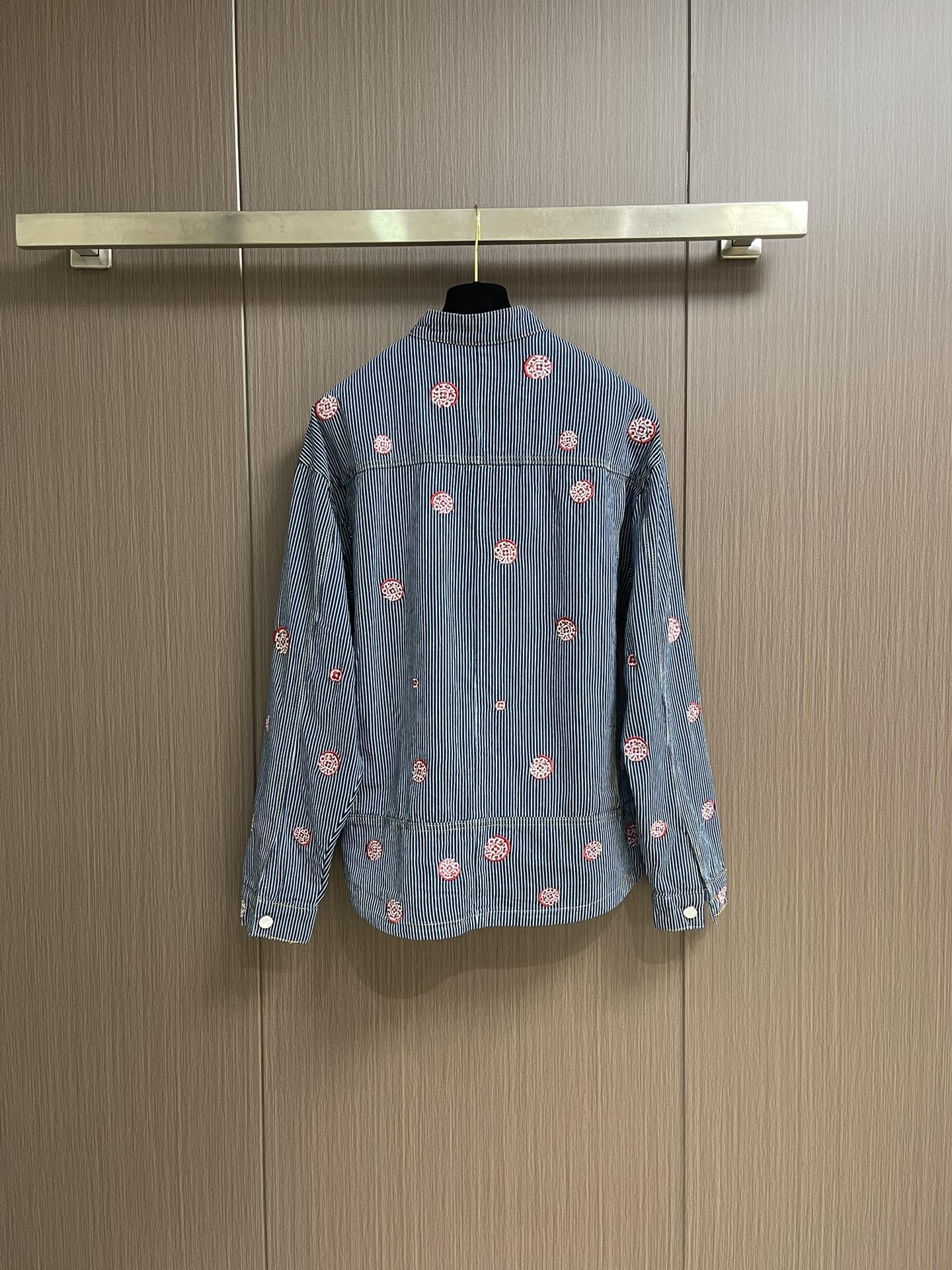 “LV 2025 Fall Winter Striped Jeans Kit by Pharrell Williams & Nigo: Japanese Elements & Dandy Style” - 图片 2