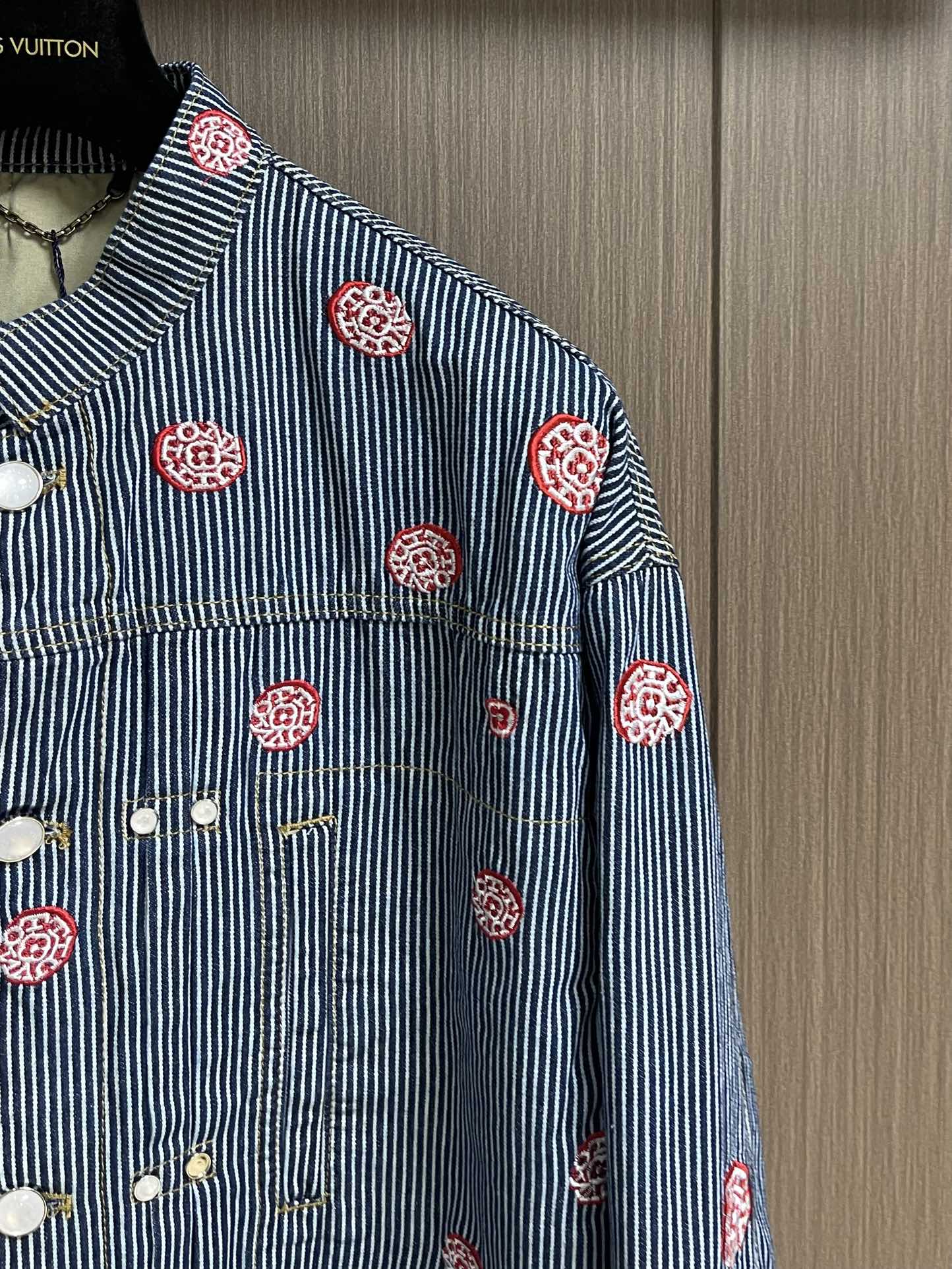 “LV 2025 Fall Winter Striped Jeans Kit by Pharrell Williams & Nigo: Japanese Elements & Dandy Style” - 图片 4