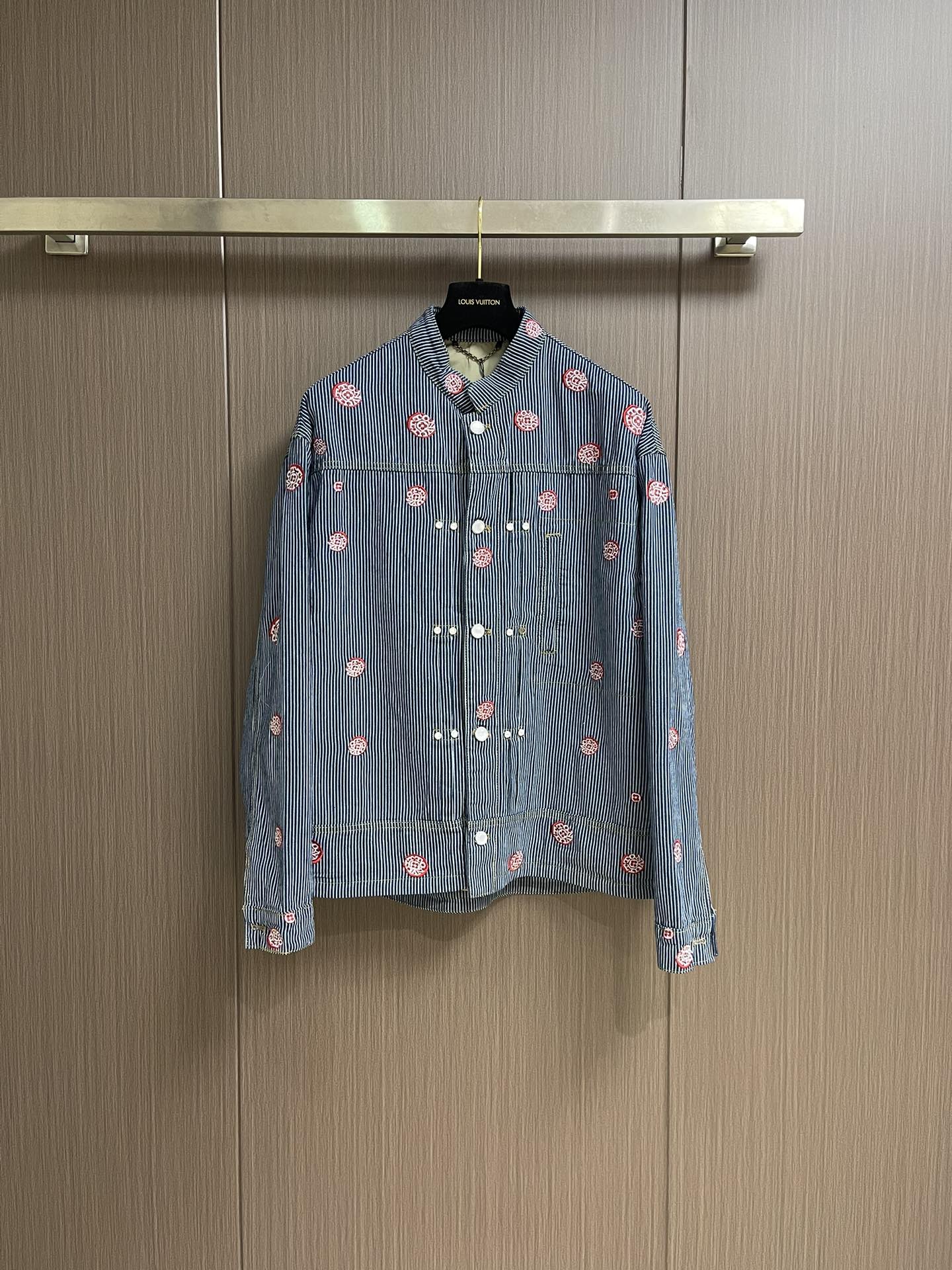 “LV 2025 Fall Winter Striped Jeans Kit by Pharrell Williams & Nigo: Japanese Elements & Dandy Style” - 图片 1