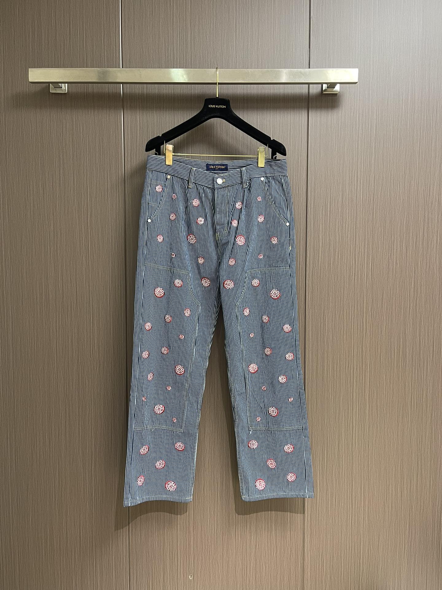 LV 2025 Fall Winter Striped Jeans Kit by Pharrell Williams & Nigo: Japanese Elements & Dandy Style - 图片 1