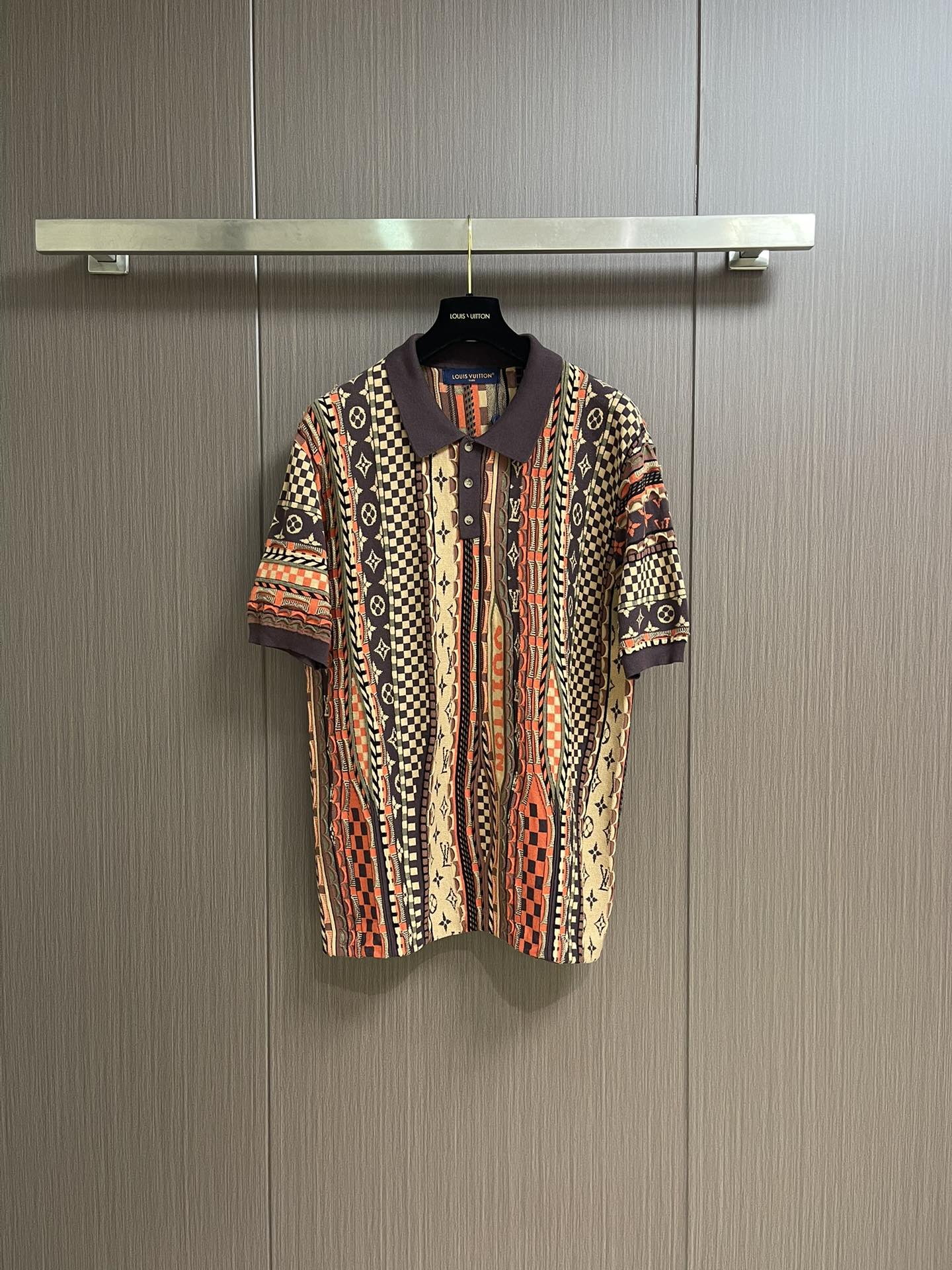 NO:495815,LV 2025SS early autumn new short-sleeved POLO, this coffee-colored short-sleeved polo shirt pays tribute to the street style of the early 21st century with exquisite jacquard patterns. As a highlight of the collaboration between Pharrell and Nigo 2025 autumn and winter series, it combines a series of brand iconic elements and incorporates rich textured knitted fabrics. Paired with classic items, it will surely enhance the charm of any shape. Size S-XL, louis vuitton, T-shirt, alexander wang19860909LV 2025SS早秋新款短袖POLO,这款咖啡色短袖polo衫以精致的提花图案致敬21世纪初的街头风格.作为Pharrell 和Nigo 2025秋冬系列合作款的亮点单品,它融合了一系列品牌标志性元素,并融入了质感丰富的针织面料中.搭配经典单品,定能提升任何造型的魅力.尺码S-XL,,louis vuitton,T-shirt,alexander wang,Men's clothing