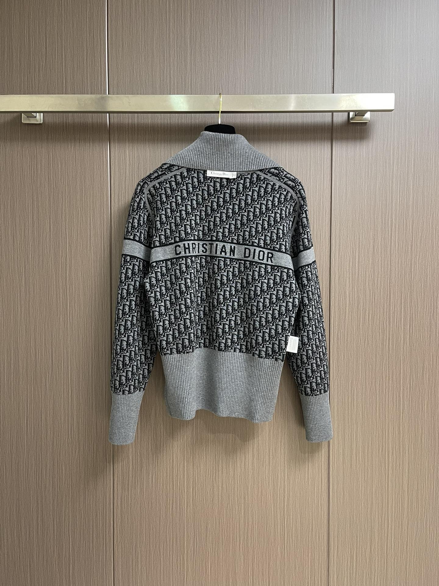 High-Quality Knitted Sweaters by 912DIOR: Oblique Wool Designs with Two-Sided Logo, Fine Knitting Process, and Comfortable Fit - 图片 6
