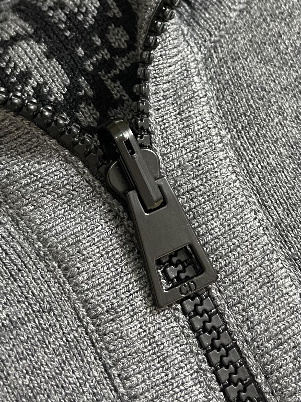 High-Quality Knitted Sweaters by 912DIOR: Oblique Wool Designs with Two-Sided Logo, Fine Knitting Process, and Comfortable Fit - 图片 9