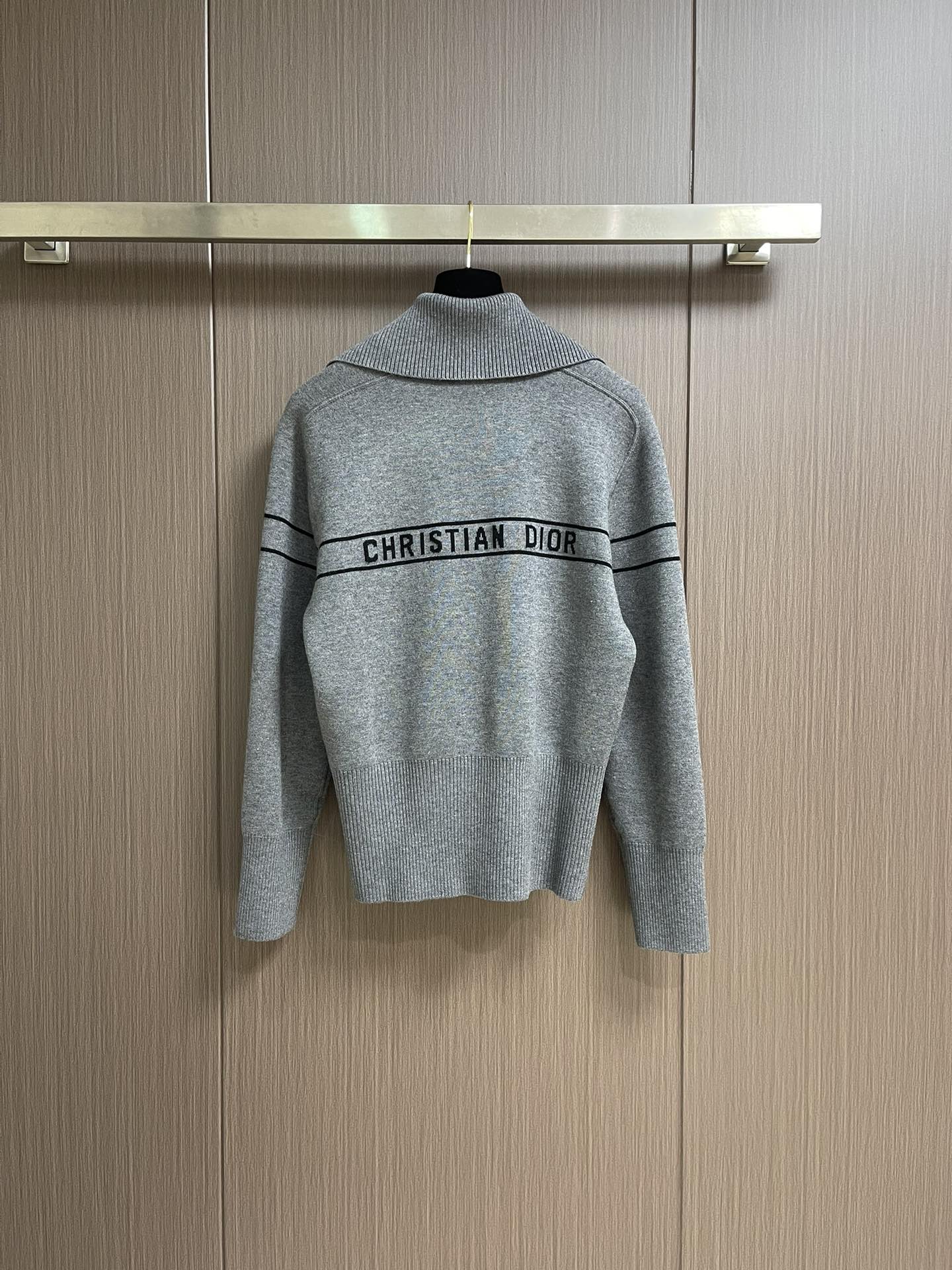 High-Quality Knitted Sweaters by 912DIOR: Oblique Wool Designs with Two-Sided Logo, Fine Knitting Process, and Comfortable Fit - 图片 2