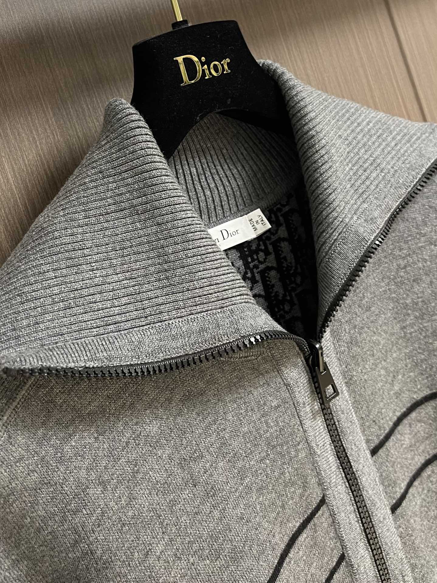 High-Quality Knitted Sweaters by 912DIOR: Oblique Wool Designs with Two-Sided Logo, Fine Knitting Process, and Comfortable Fit - 图片 3