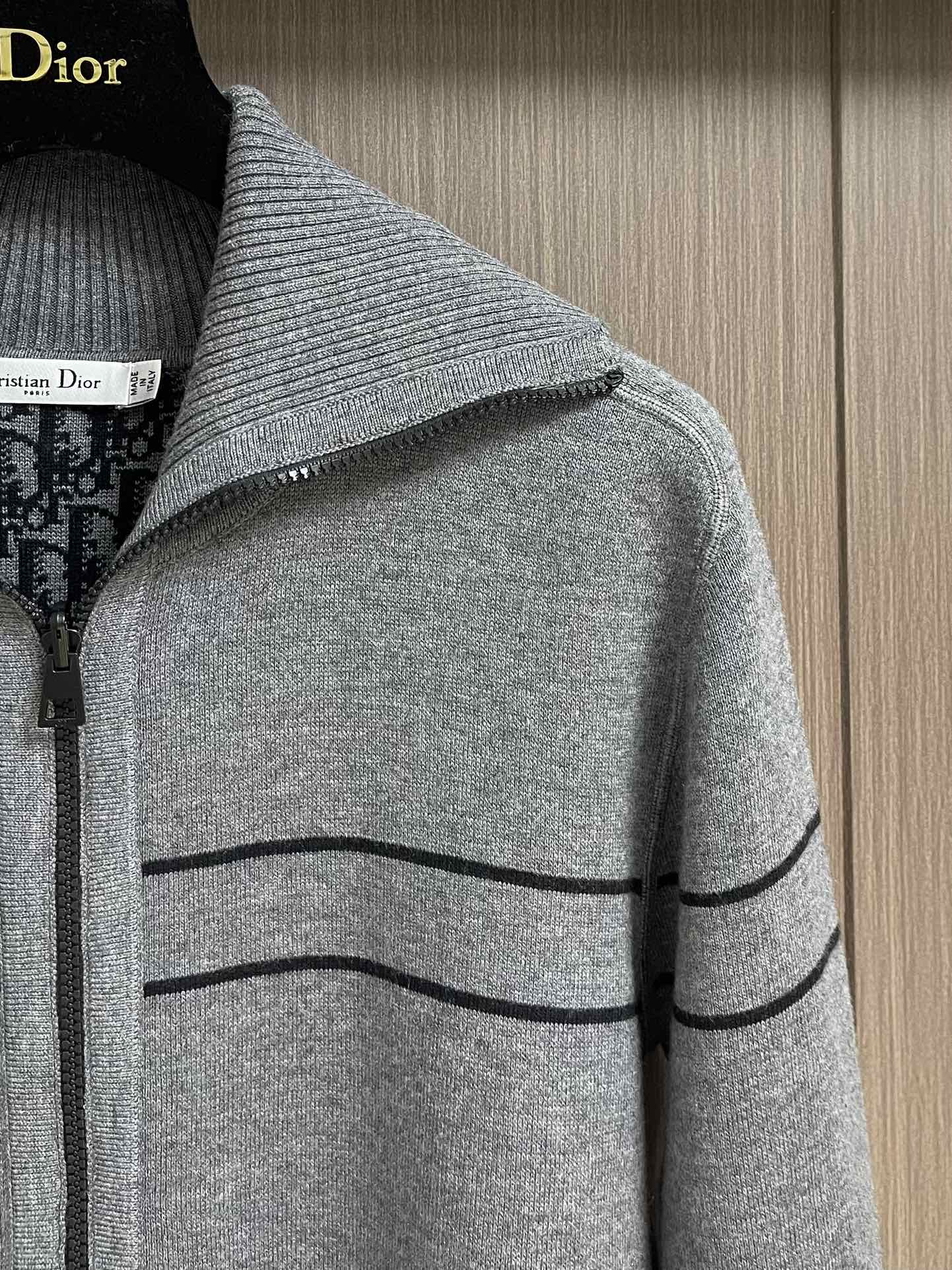 High-Quality Knitted Sweaters by 912DIOR: Oblique Wool Designs with Two-Sided Logo, Fine Knitting Process, and Comfortable Fit - 图片 4