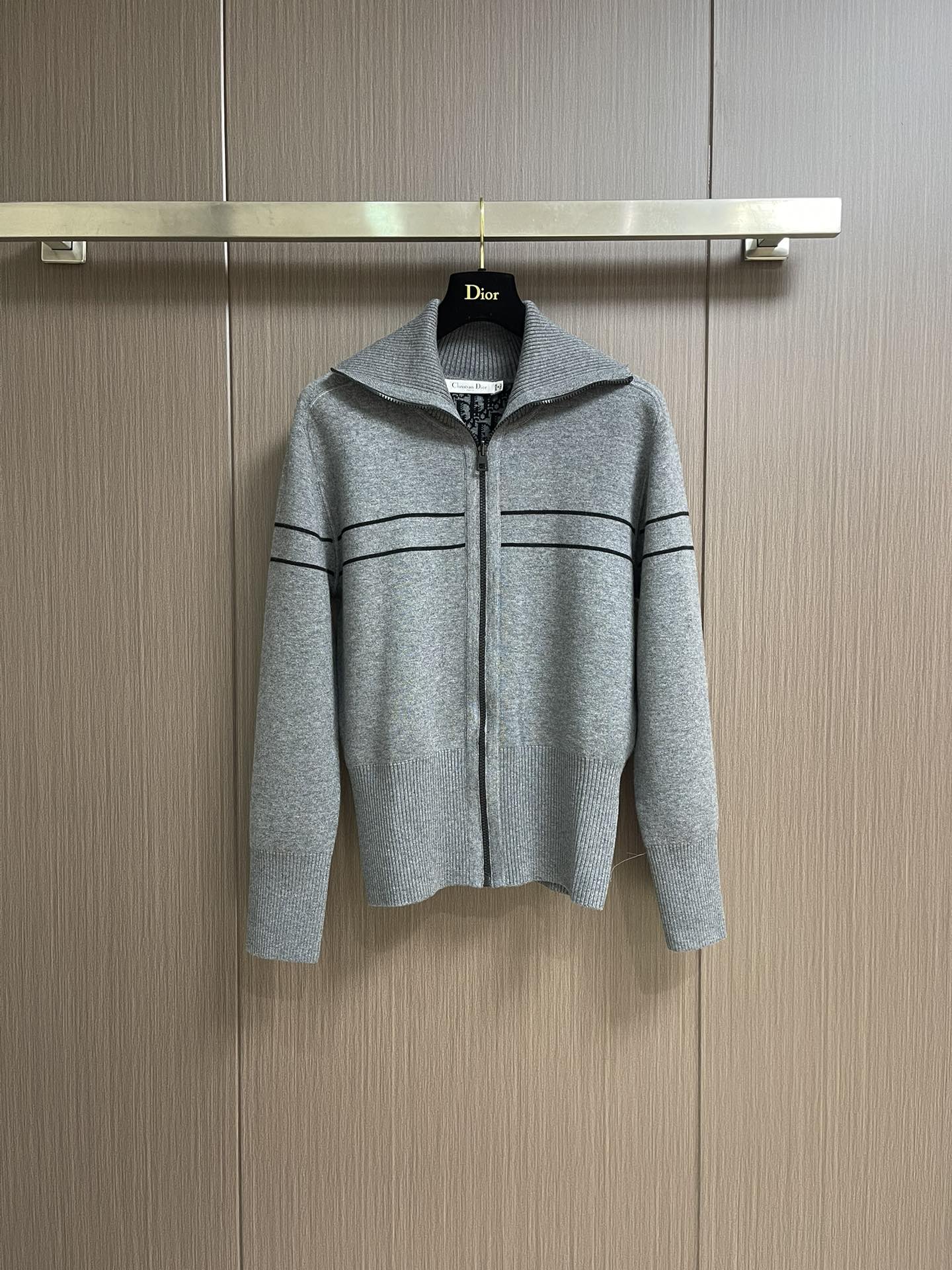 High-Quality Knitted Sweaters by 912DIOR: Oblique Wool Designs with Two-Sided Logo, Fine Knitting Process, and Comfortable Fit