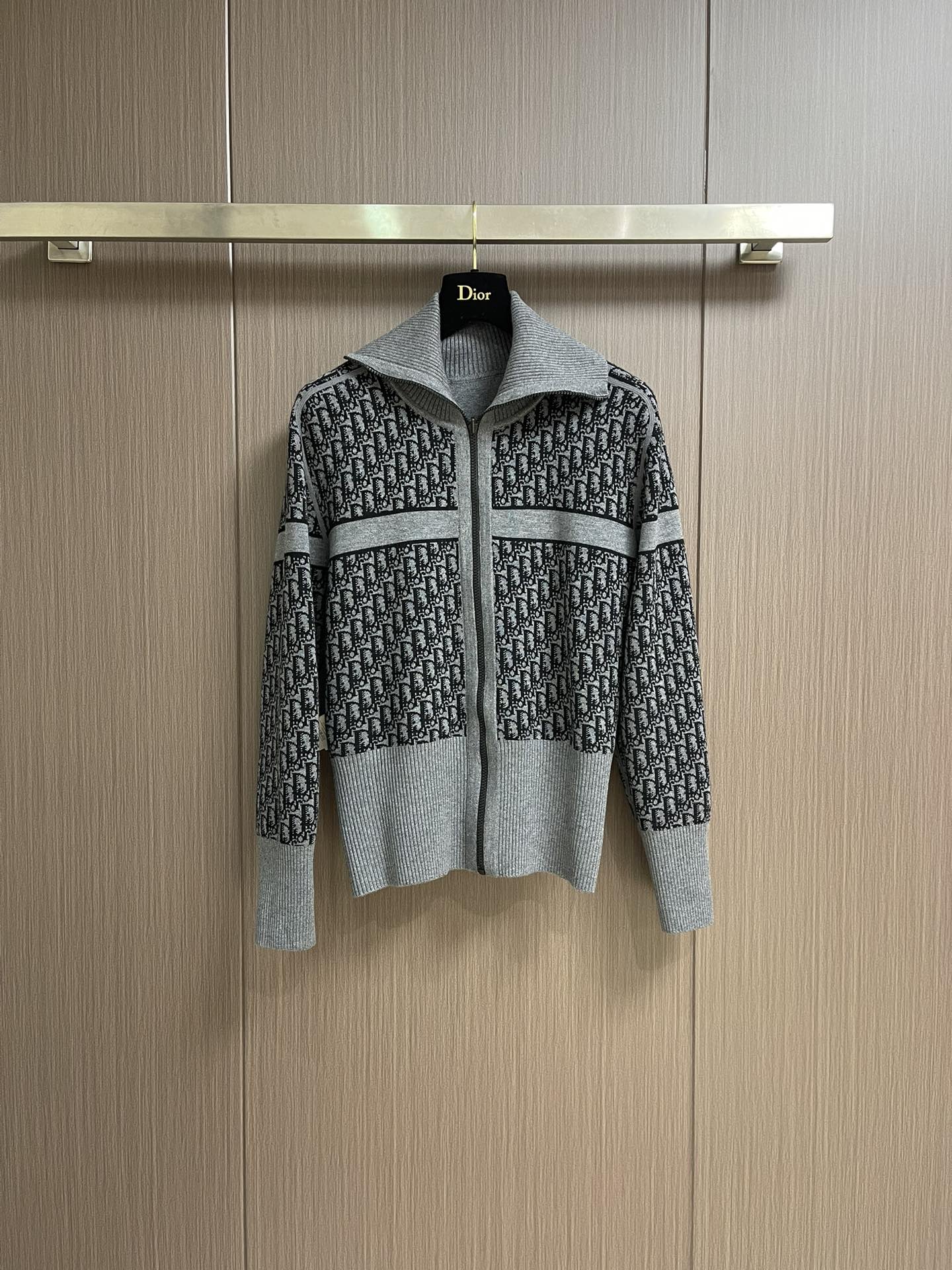 High-Quality Knitted Sweaters by 912DIOR: Oblique Wool Designs with Two-Sided Logo, Fine Knitting Process, and Comfortable Fit - 图片 5