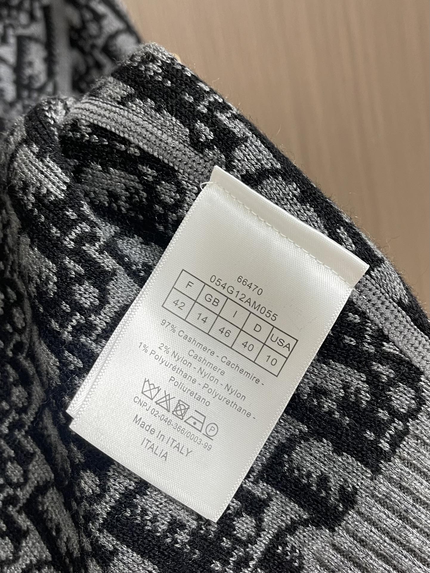 High-Quality Knitted Sweaters by 912DIOR: Oblique Wool Designs with Two-Sided Logo, Fine Knitting Process, and Comfortable Fit - 图片 7