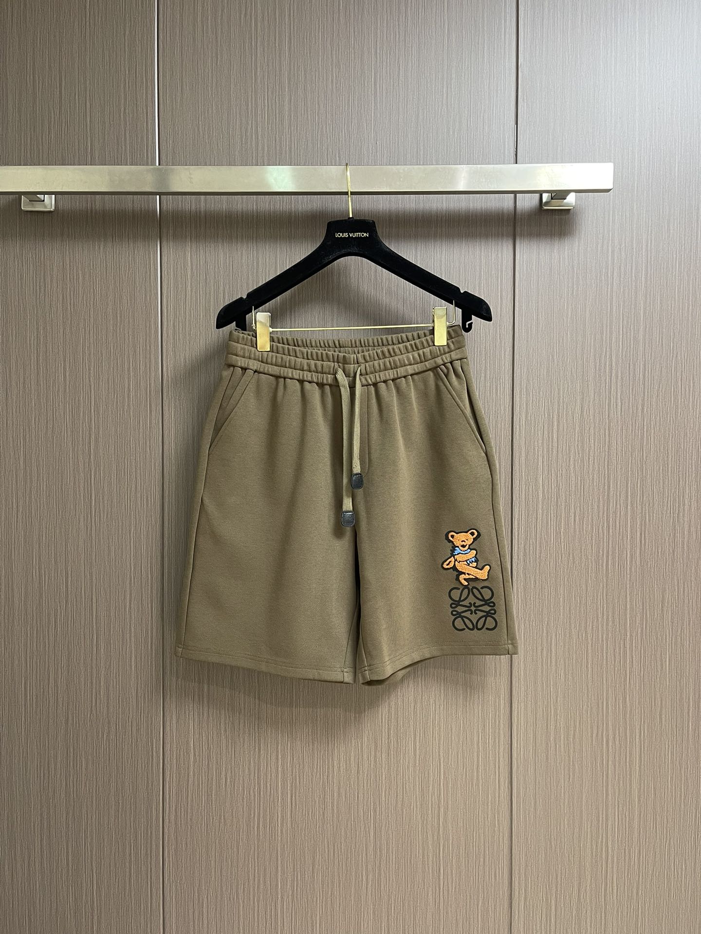 “Loewe 2025 SS Men’s Cartoon Embroidery Shorts Inspired by Paulas Summer Holiday” - 图片 1