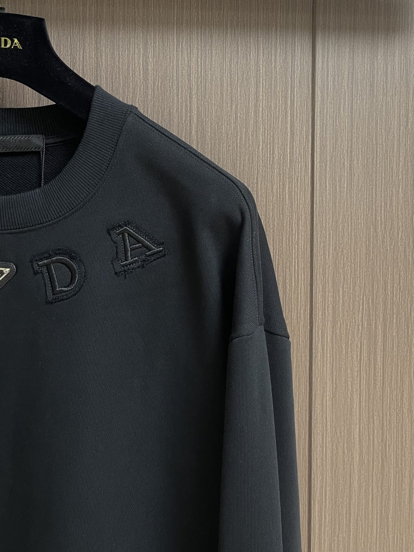 “Prada 2025s Triangular Iron Commando: Active Dyes, Wrinkle Resistance, Double-Faced Fabric, Size Options” - 图片 4