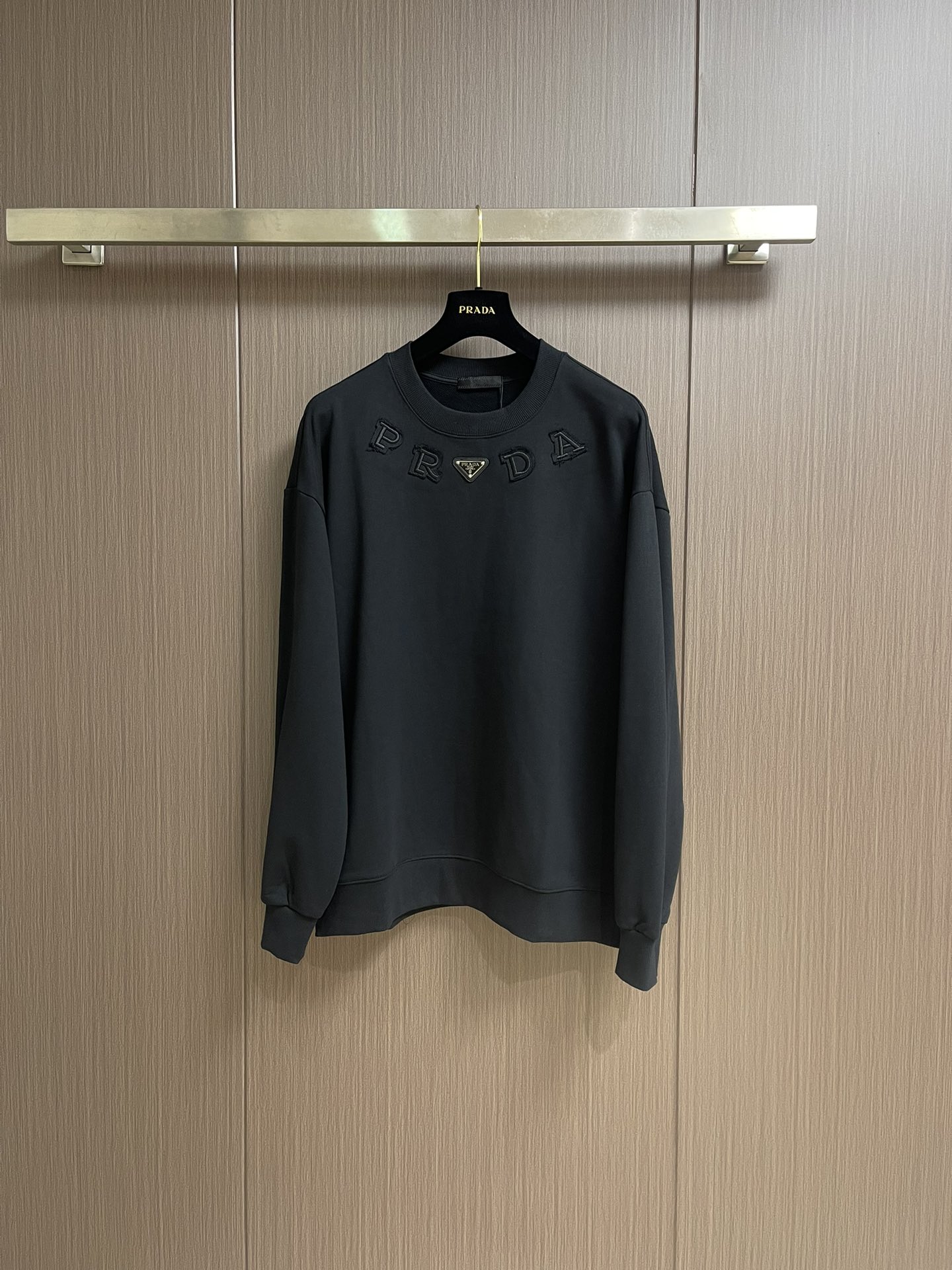 “Prada 2025s Triangular Iron Commando: Active Dyes, Wrinkle Resistance, Double-Faced Fabric, Size Options”