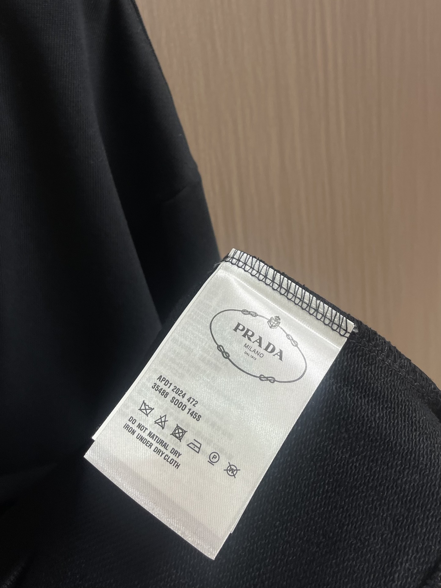 “Prada 2025s Triangular Iron Commando: Active Dyes, Wrinkle Resistance, Double-Faced Fabric, Size Options” - 图片 9