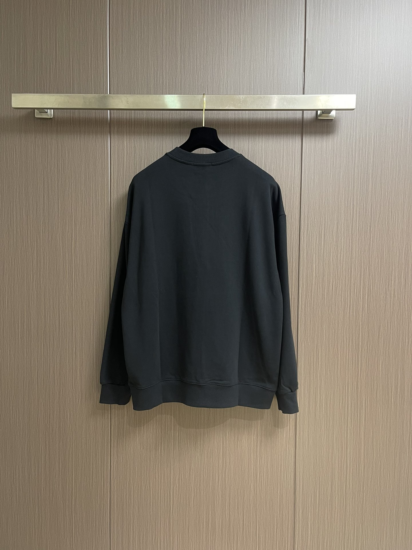 “Prada 2025s Triangular Iron Commando: Active Dyes, Wrinkle Resistance, Double-Faced Fabric, Size Options” - 图片 2