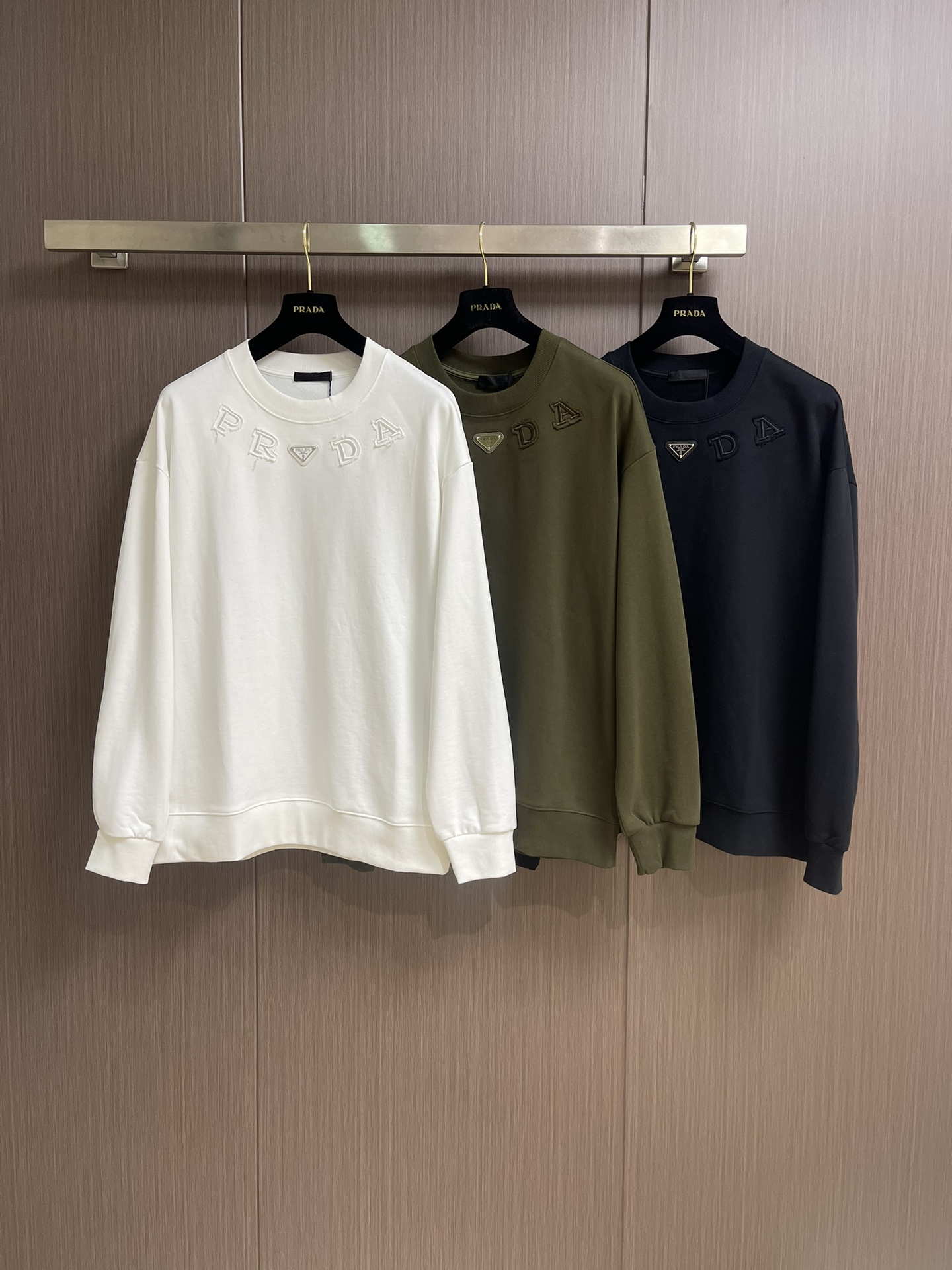 “Prada 2025s Triangular Iron Commando: Active Dyes, Wrinkle Resistance, Double-Faced Fabric, Size Options” - 图片 3