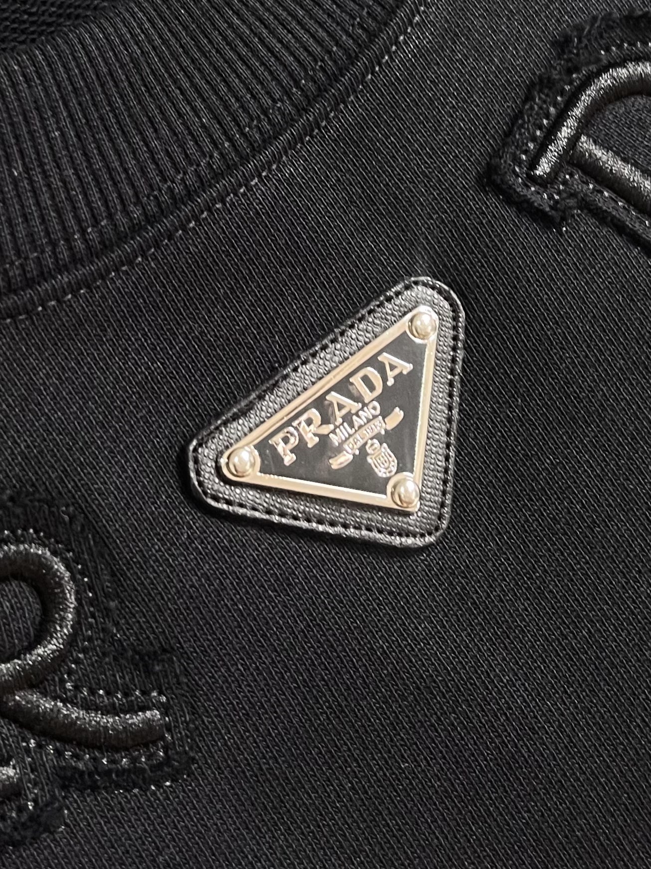 “Prada 2025s Triangular Iron Commando: Active Dyes, Wrinkle Resistance, Double-Faced Fabric, Size Options” - 图片 5