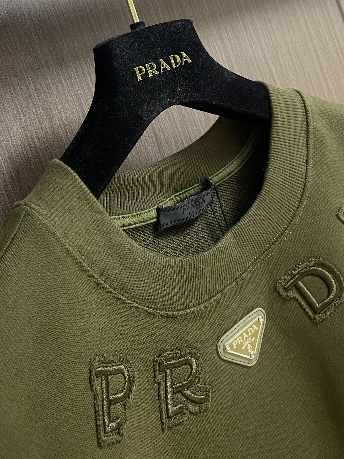 “Prada 2025s Triangular Iron Commando Double-Faced Fabric with Active Dyes and Crinkle Resistance” - 图片 6