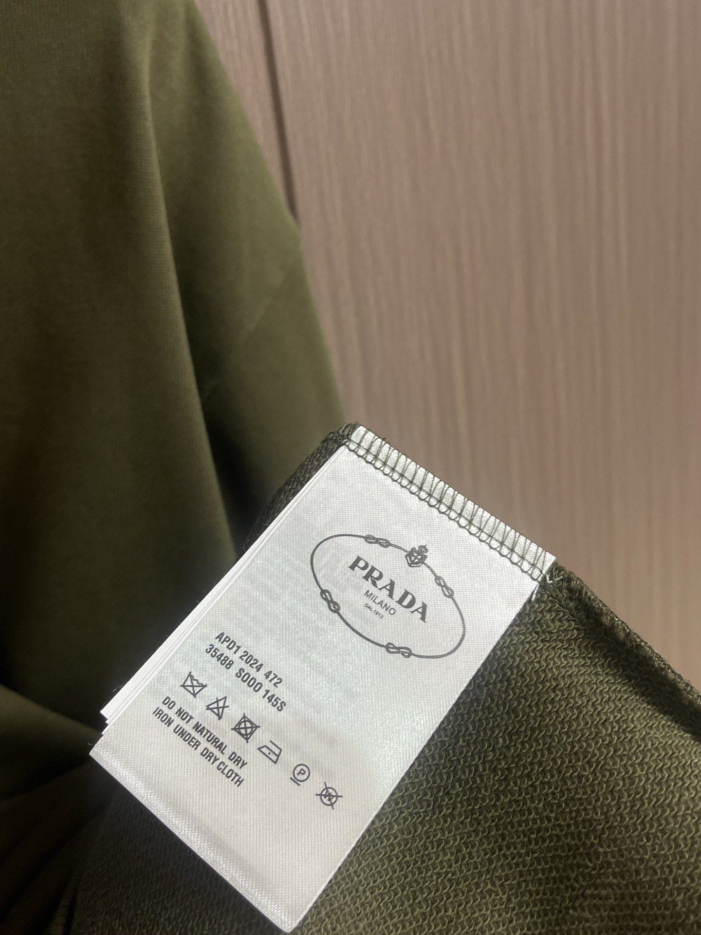 “Prada 2025s Triangular Iron Commando Double-Faced Fabric with Active Dyes and Crinkle Resistance” - 图片 7