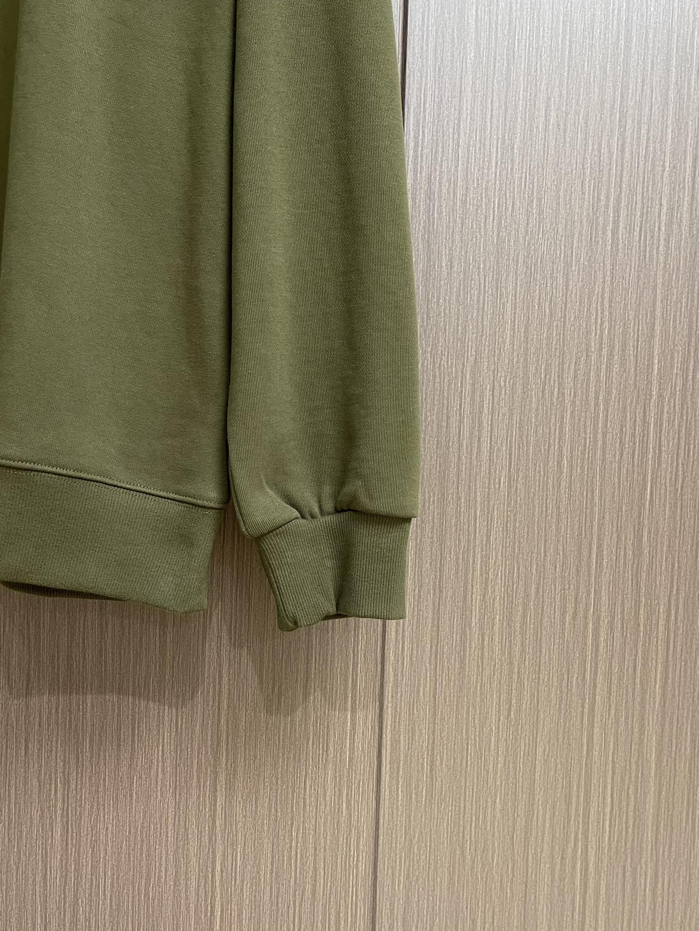 “Prada 2025s Triangular Iron Commando Double-Faced Fabric with Active Dyes and Crinkle Resistance” - 图片 8