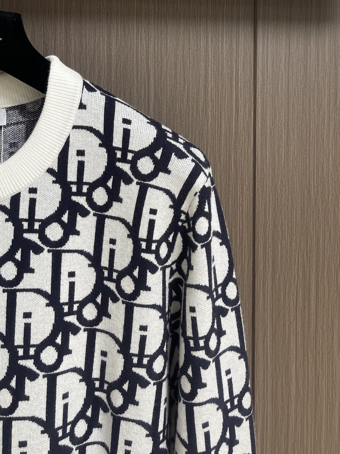 “Dior 2025SS Knitting Sweaters: Reinterpreting Classic Oblique Stamps with Wooled Bouquets and Striped Collars” - 图片 4