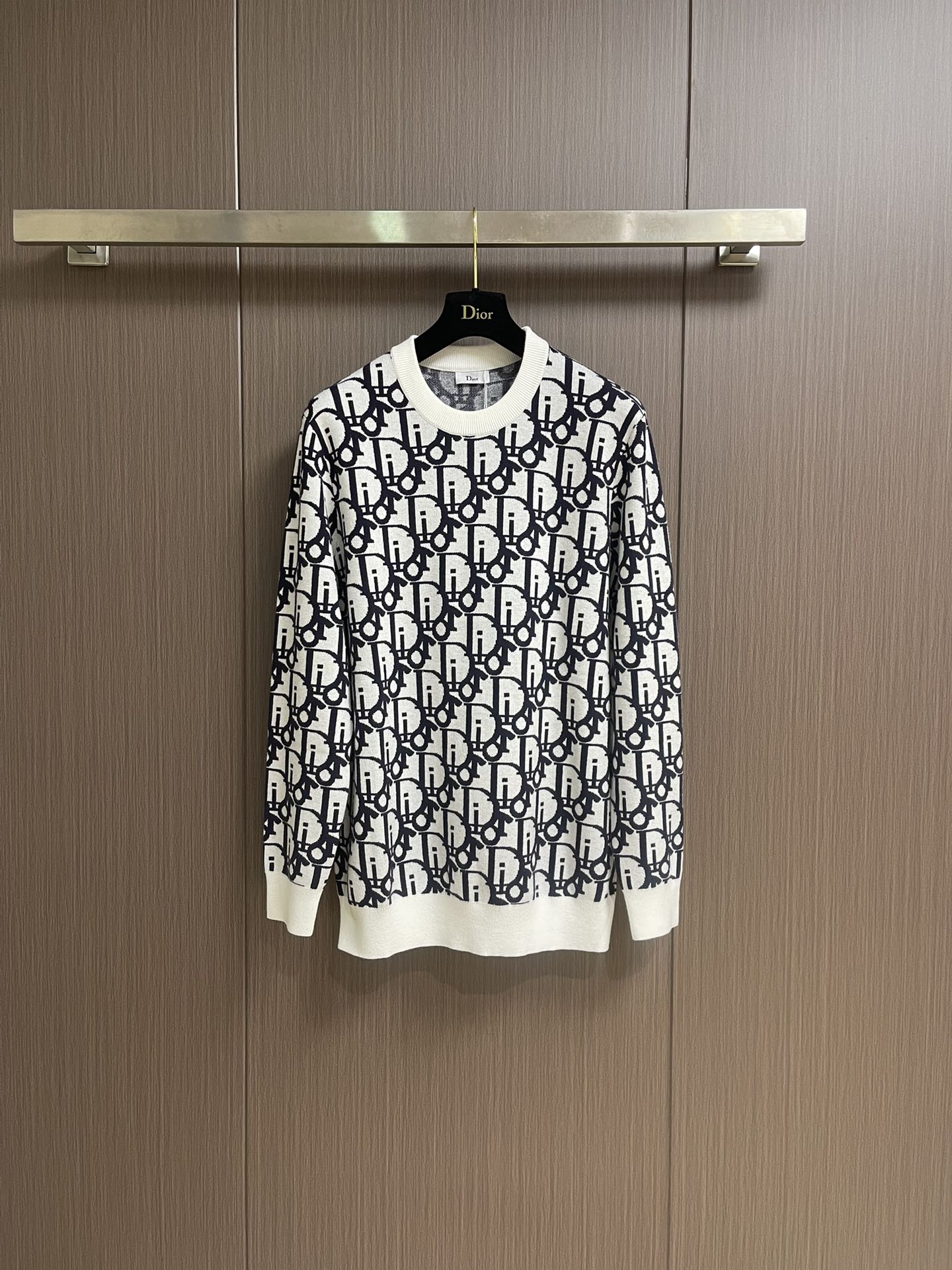 “Dior 2025SS Knitting Sweaters: Reinterpreting Classic Oblique Stamps with Wooled Bouquets and Striped Collars” - 图片 1