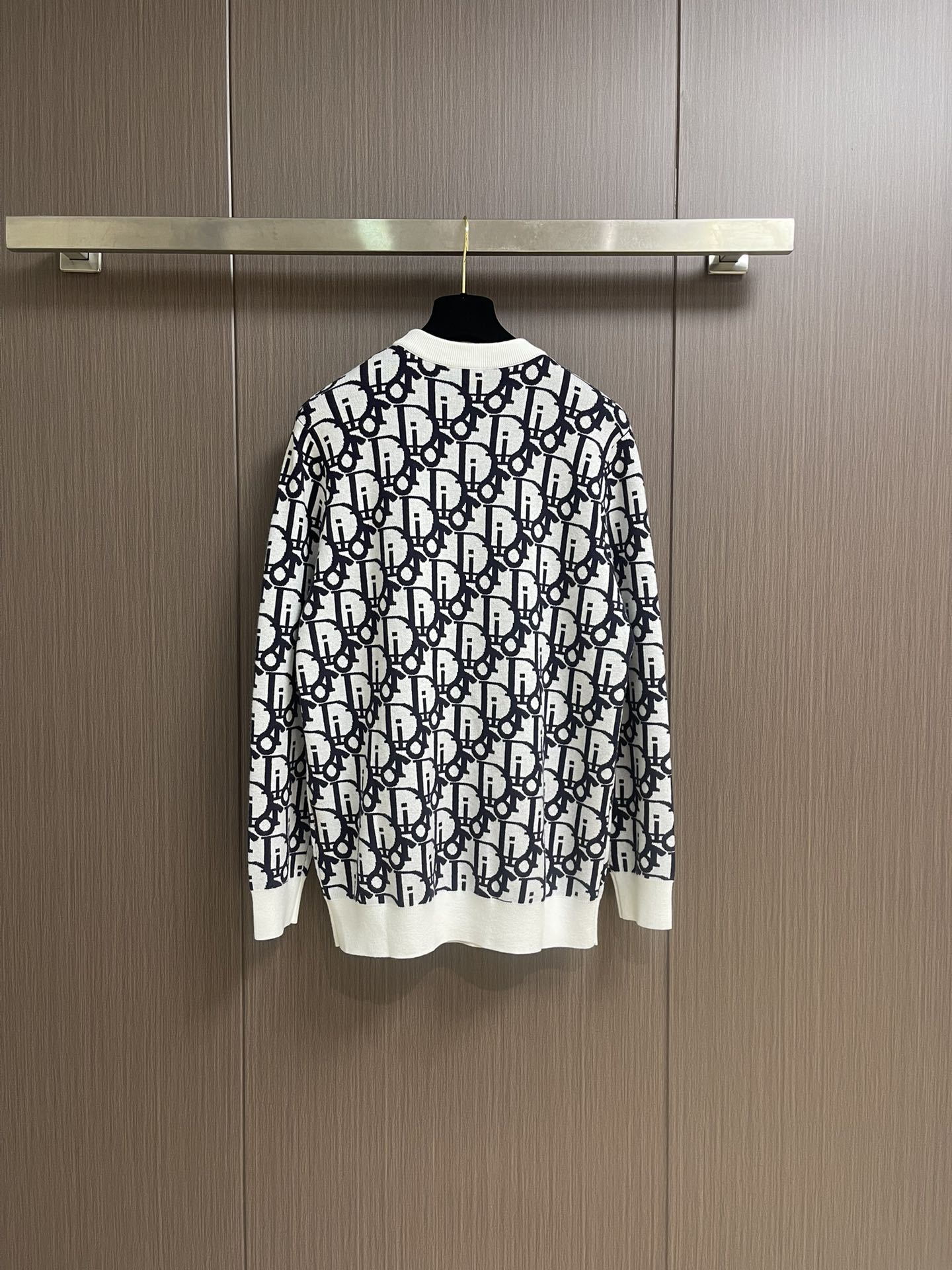 “Dior 2025SS Knitting Sweaters: Reinterpreting Classic Oblique Stamps with Wooled Bouquets and Striped Collars” - 图片 2