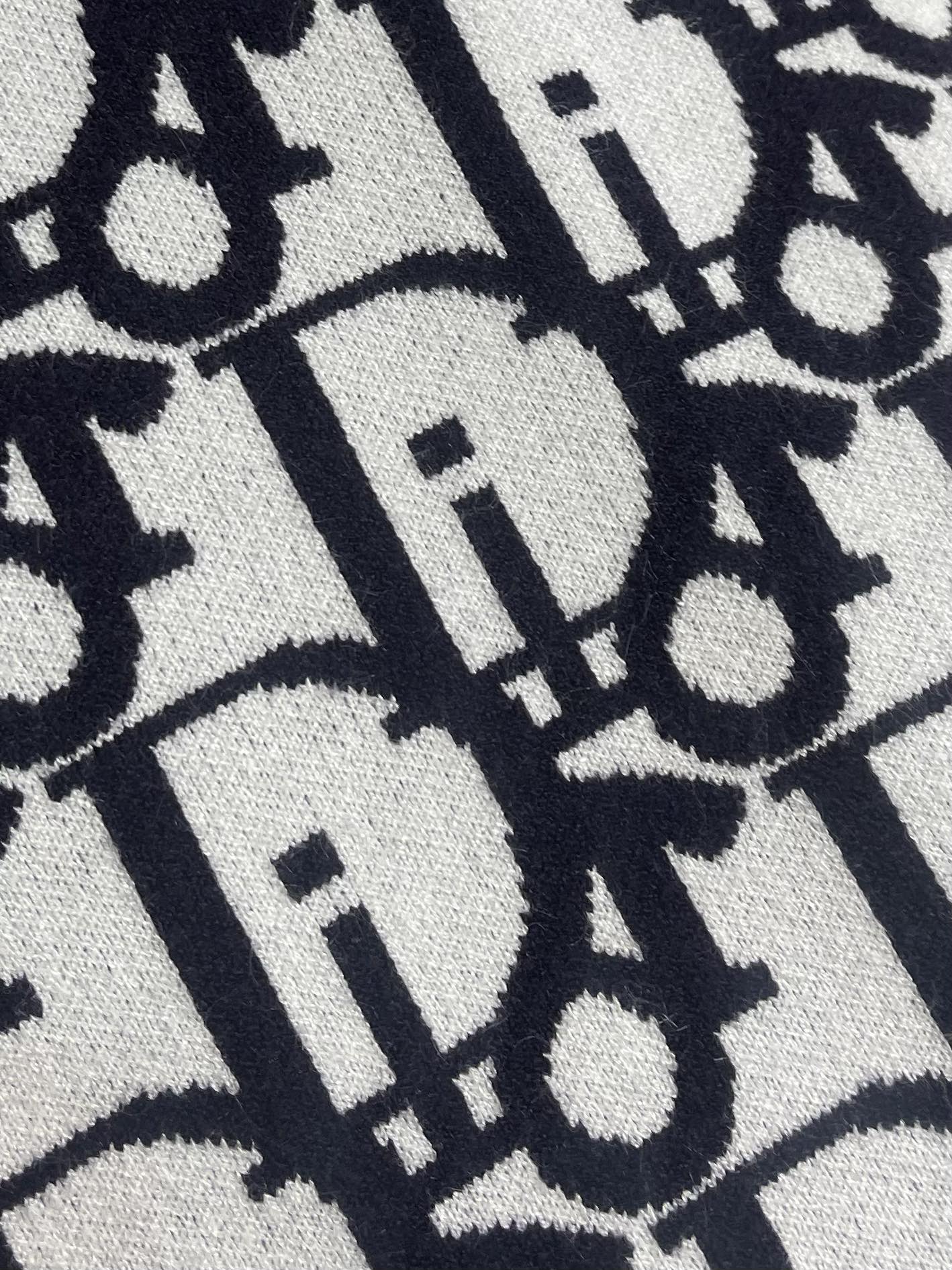 “Dior 2025SS Knitting Sweaters: Reinterpreting Classic Oblique Stamps with Wooled Bouquets and Striped Collars” - 图片 5