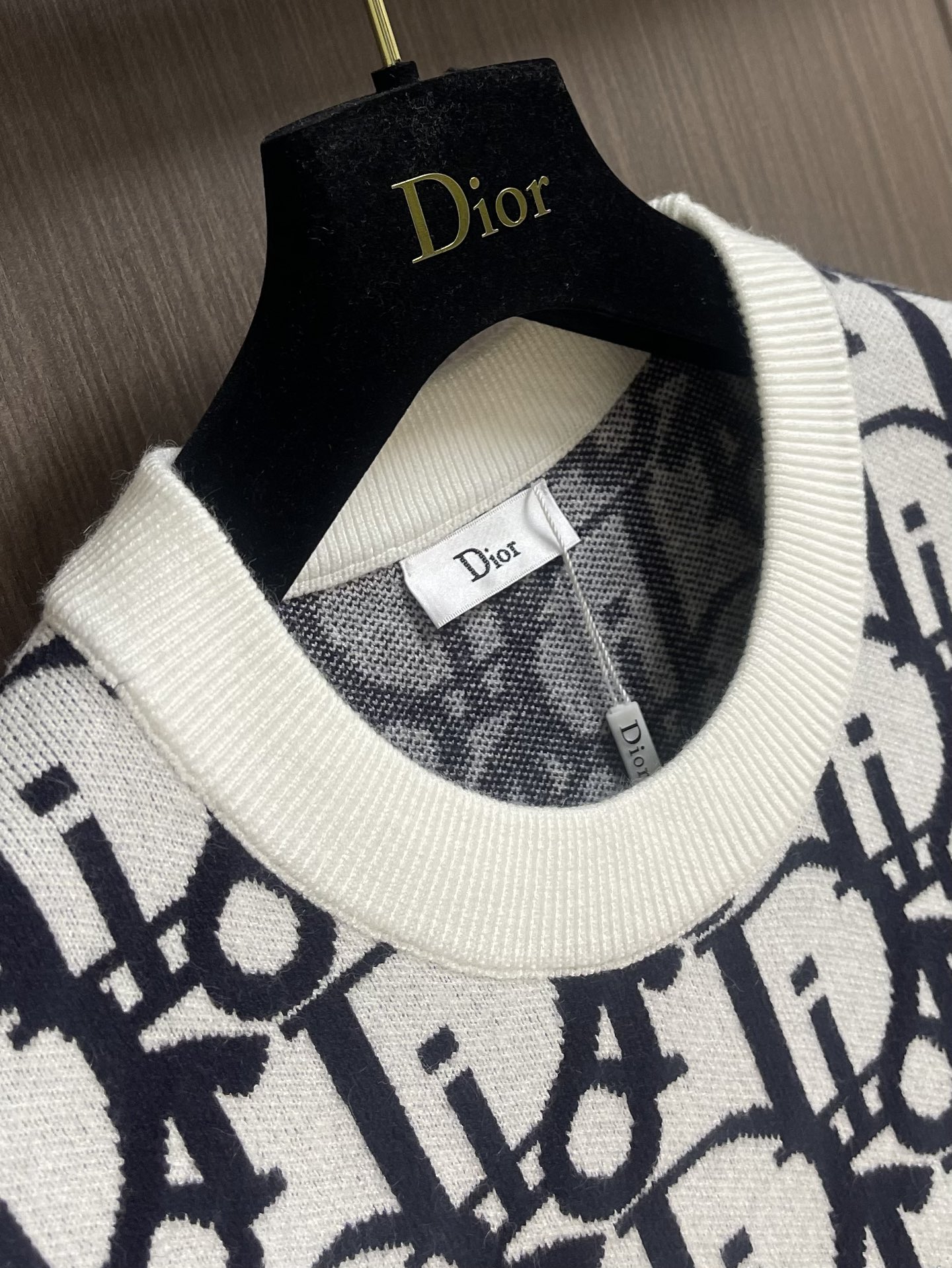 “Dior 2025SS Knitting Sweaters: Reinterpreting Classic Oblique Stamps with Wooled Bouquets and Striped Collars” - 图片 6