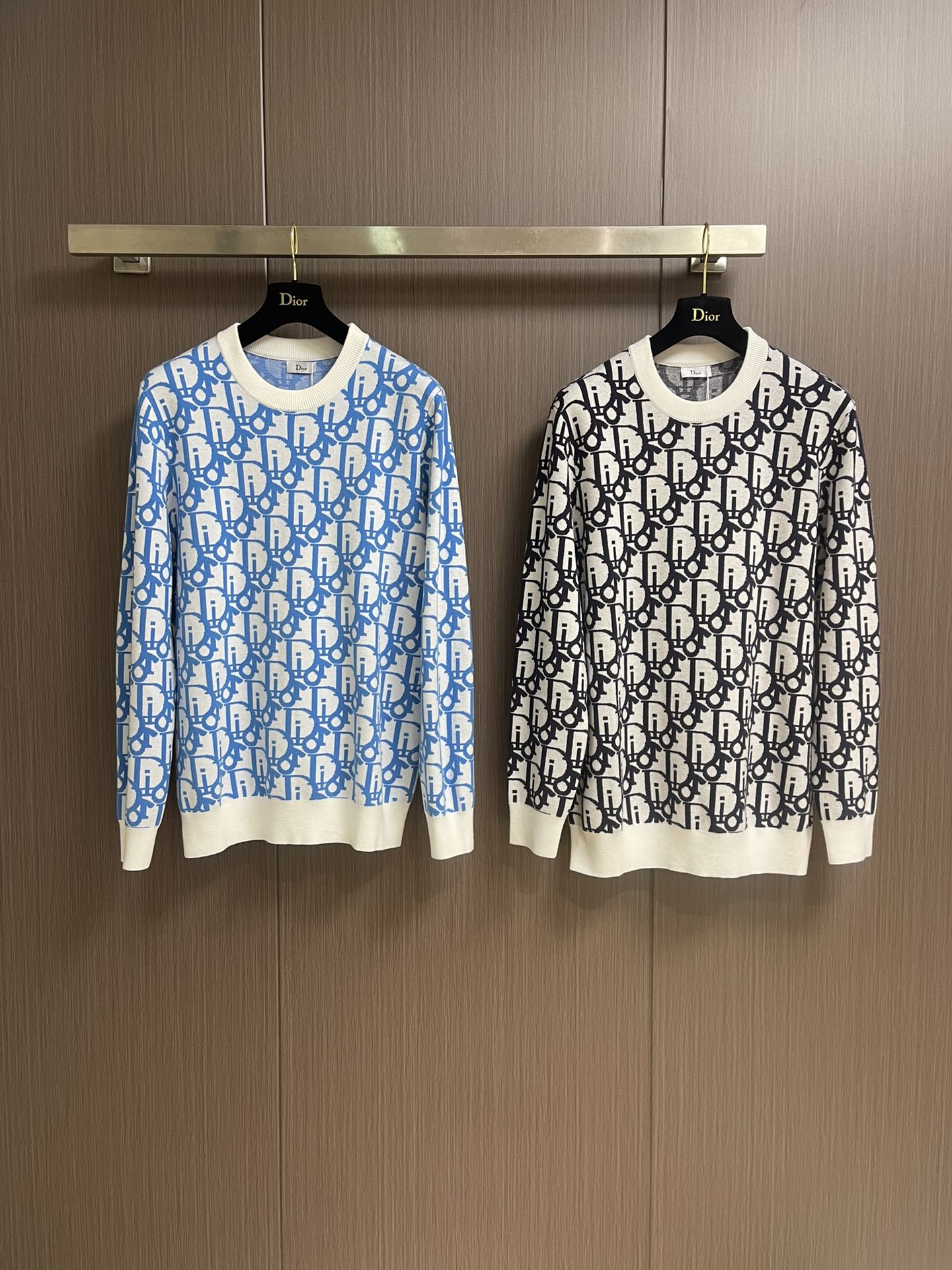 “Dior 2025SS Knitting Sweaters: Reinterpreting Classic Oblique Stamps with Wooled Bouquets and Striped Collars” - 图片 3