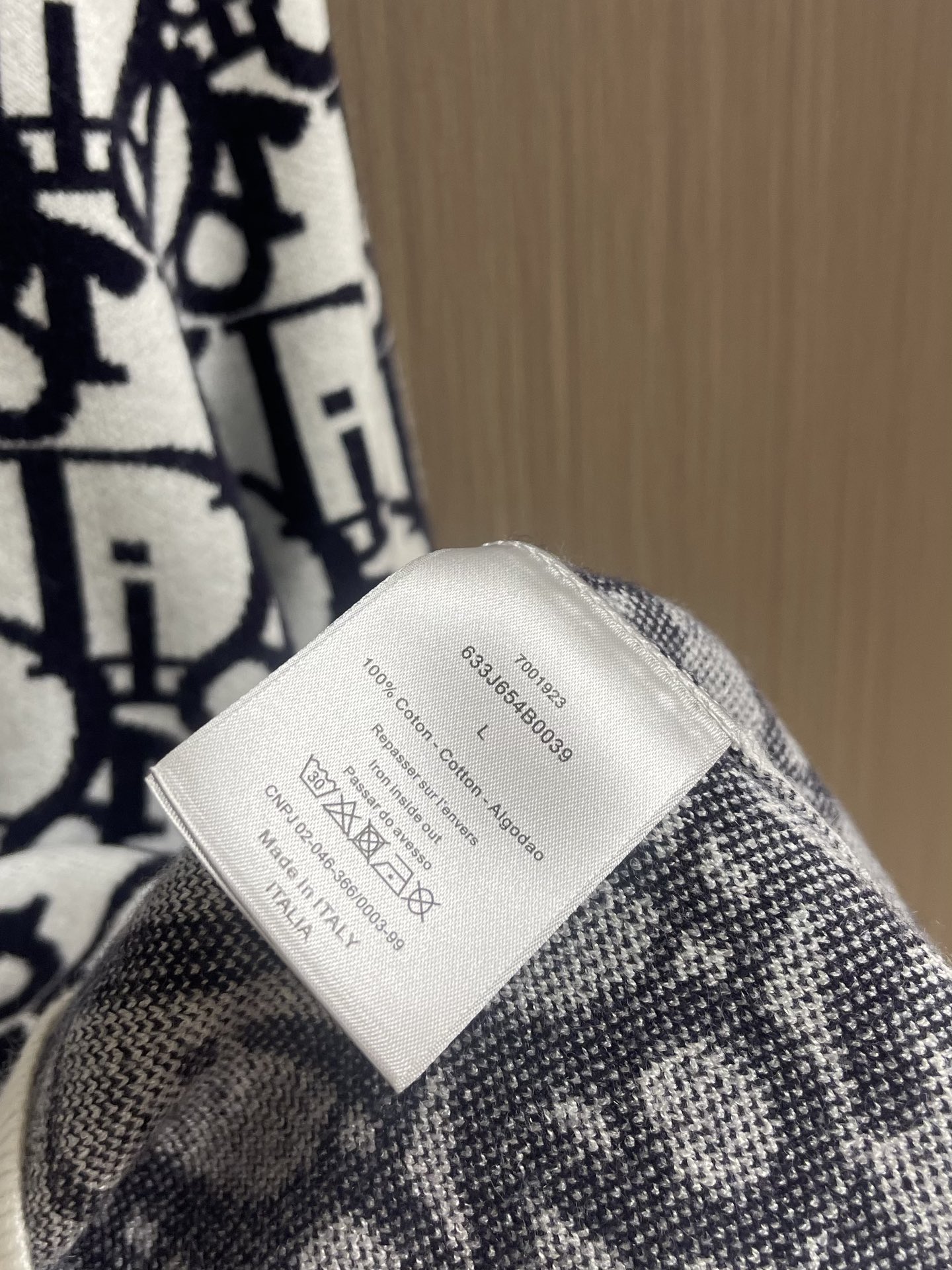 “Dior 2025SS Knitting Sweaters: Reinterpreting Classic Oblique Stamps with Wooled Bouquets and Striped Collars” - 图片 7