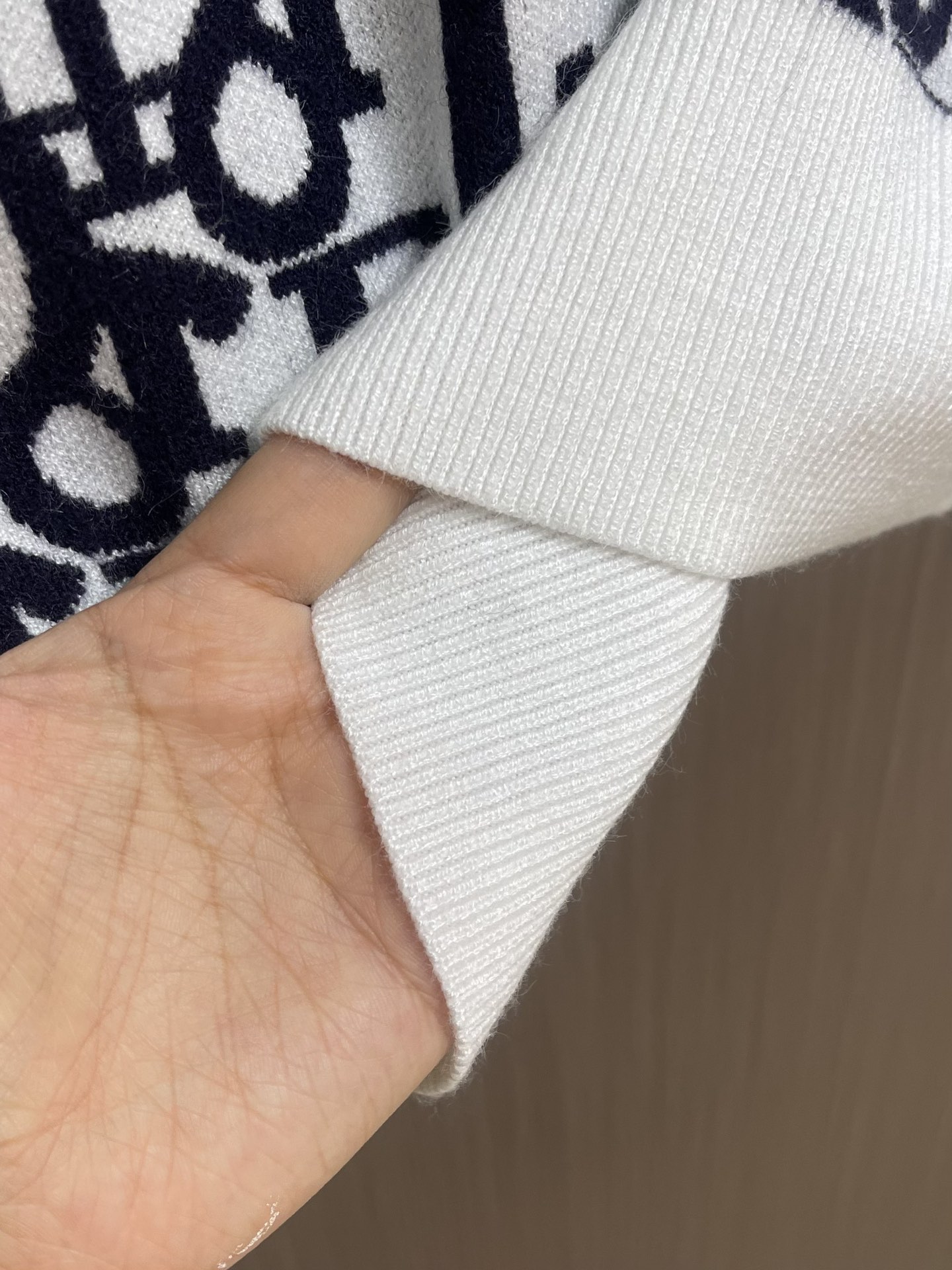 “Dior 2025SS Knitting Sweaters: Reinterpreting Classic Oblique Stamps with Wooled Bouquets and Striped Collars” - 图片 9