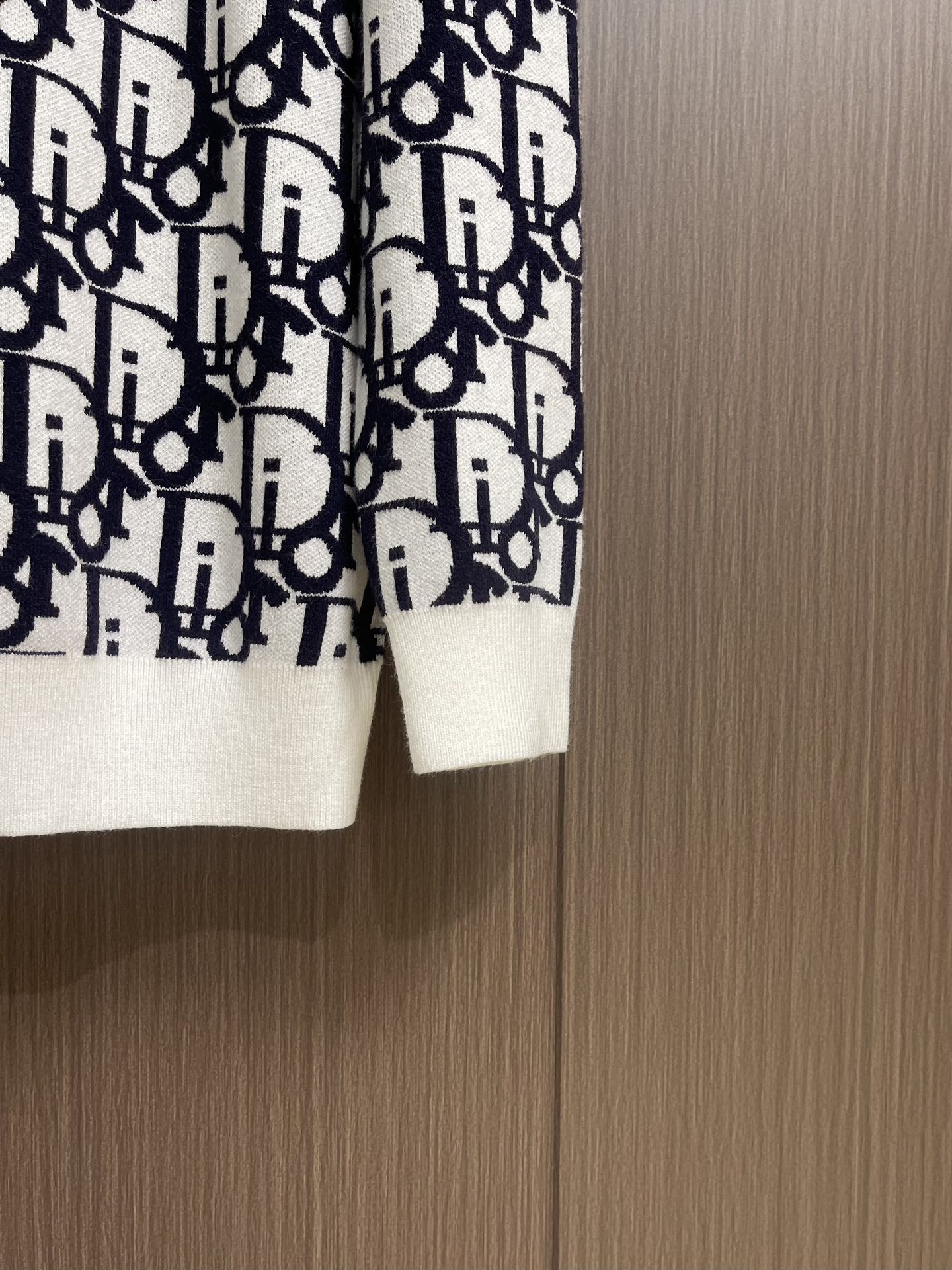 “Dior 2025SS Knitting Sweaters: Reinterpreting Classic Oblique Stamps with Wooled Bouquets and Striped Collars” - 图片 8