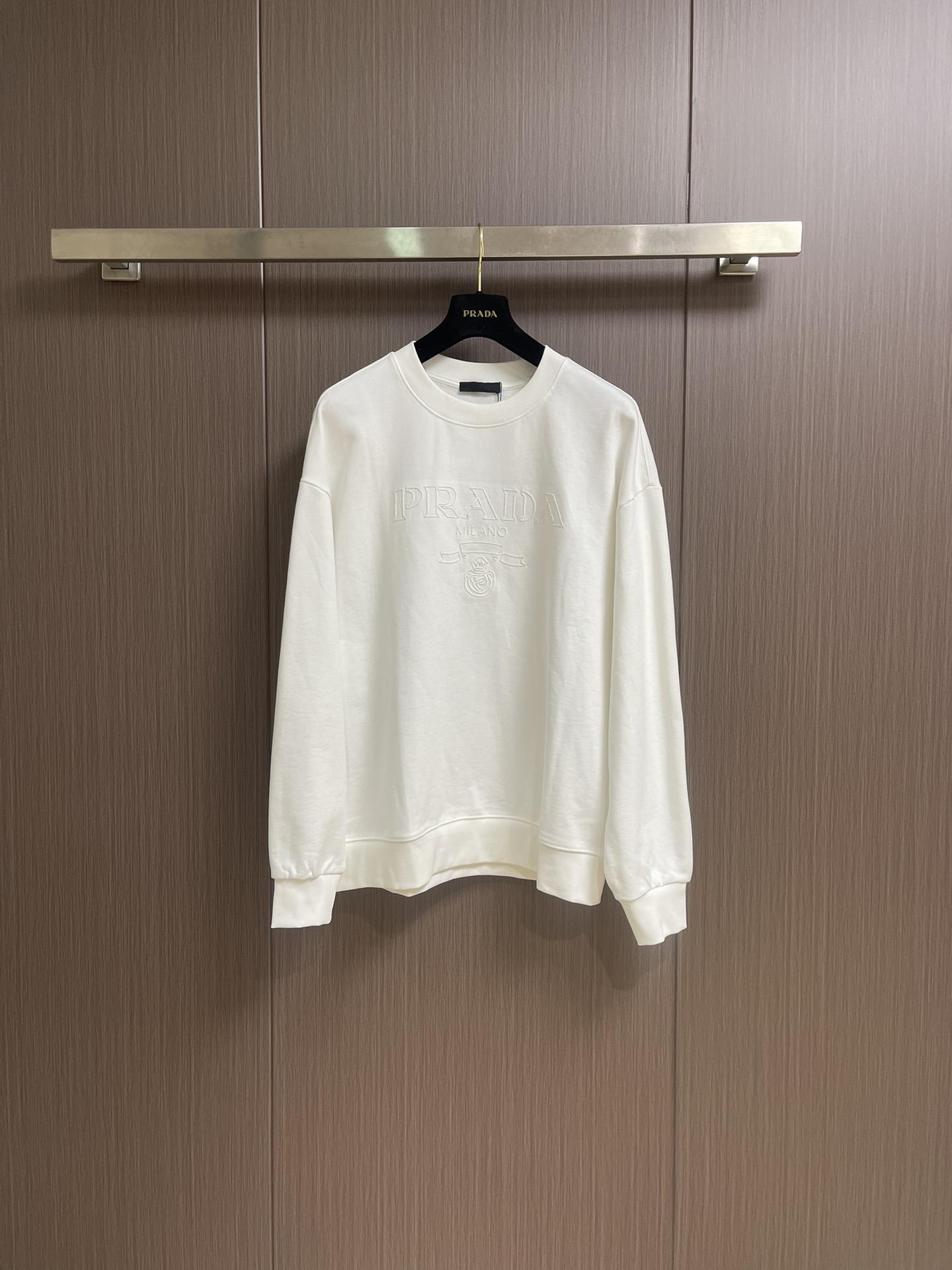 NO:498326,Prada fw autumn and winter new logo logo round neck sweatshirt, using 420g cotton double-strand large terry fabric in the same tank dye. It does not shrink or fade, it feels comfortable to touch, and has a strong texture. Digital positioning letters on the chest. A must-have classic slightly wide version for men and women. Size S-XL S S S S width 58cm Bust 114cm Long 70cm M S S shoulder width 59.5cm Bust 118cm Long 72cm L S shoulder width 61cm Bust 122cm Long 74cm XL S shoulder width 62.5cm Bust 126cm Long 76cm, prada, hoodie, sweatshirts, alexander wang19860909Prada fw秋冬新品logo标识圆领卫衣,采用420g全棉双股大毛圈面料同缸定染.不缩水不退色,手感舒服,质感超强.胸前数码定位字母仔章.潮男潮女必备经典微阔版型.尺码S-XL S码肩宽58cm 胸围114cm衣长70cm M码肩宽59.5cm 胸围118cm衣长72cm L码肩宽61cm胸围122cm衣长74cm XL码肩宽62.5cm 胸围126cm衣长76cm,,prada,hoodie,sweatshirts,alexander wang,Men's clothing