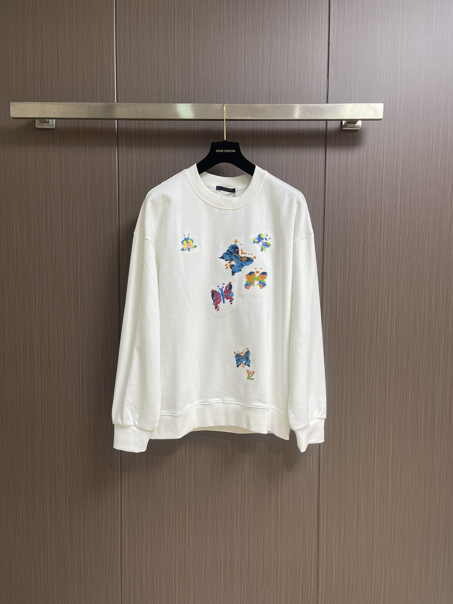 NO:504521,LV butterfly color-blocked embroidered round neck sweatshirt, round neck terry ring dyed fabric with the same tank, very comfortable to touch, gram weight 450g, super versatile and beautiful, very suitable for both men and women, essential models for people, tags, collar marks, washing wheat, three-marks complete. Size S-XL S S S S width 58cm Bust 114cm Long 70cm M S S Shoulder 59.5cm Bust 118cm Long 72cm L S Shoulder 61cm Bust 122cm Long 74cm XL S Shoulder 62.5cm Bust 126cm Long 76cm, louis vuitton, hoodie, sweatshirts, alexander wang19860909LV 蝴蝶拼色刺绣圆领卫衣,圆领毛圈同缸染面料 手感非常舒服 克重450g 超级百搭好看的一款,男女都非常合适 人手必备款 吊牌 领标 水洗麦 三标齐全.尺码S-XL S码肩宽58cm 胸围114cm衣长70cm M码肩宽59.5cm 胸围118cm衣长72cm L码肩宽61cm胸围122cm衣长74cm XL码肩宽62.5cm 胸围126cm衣长76cm,,louis vuitton,hoodie,sweatshirts,alexander wang,Men's clothing