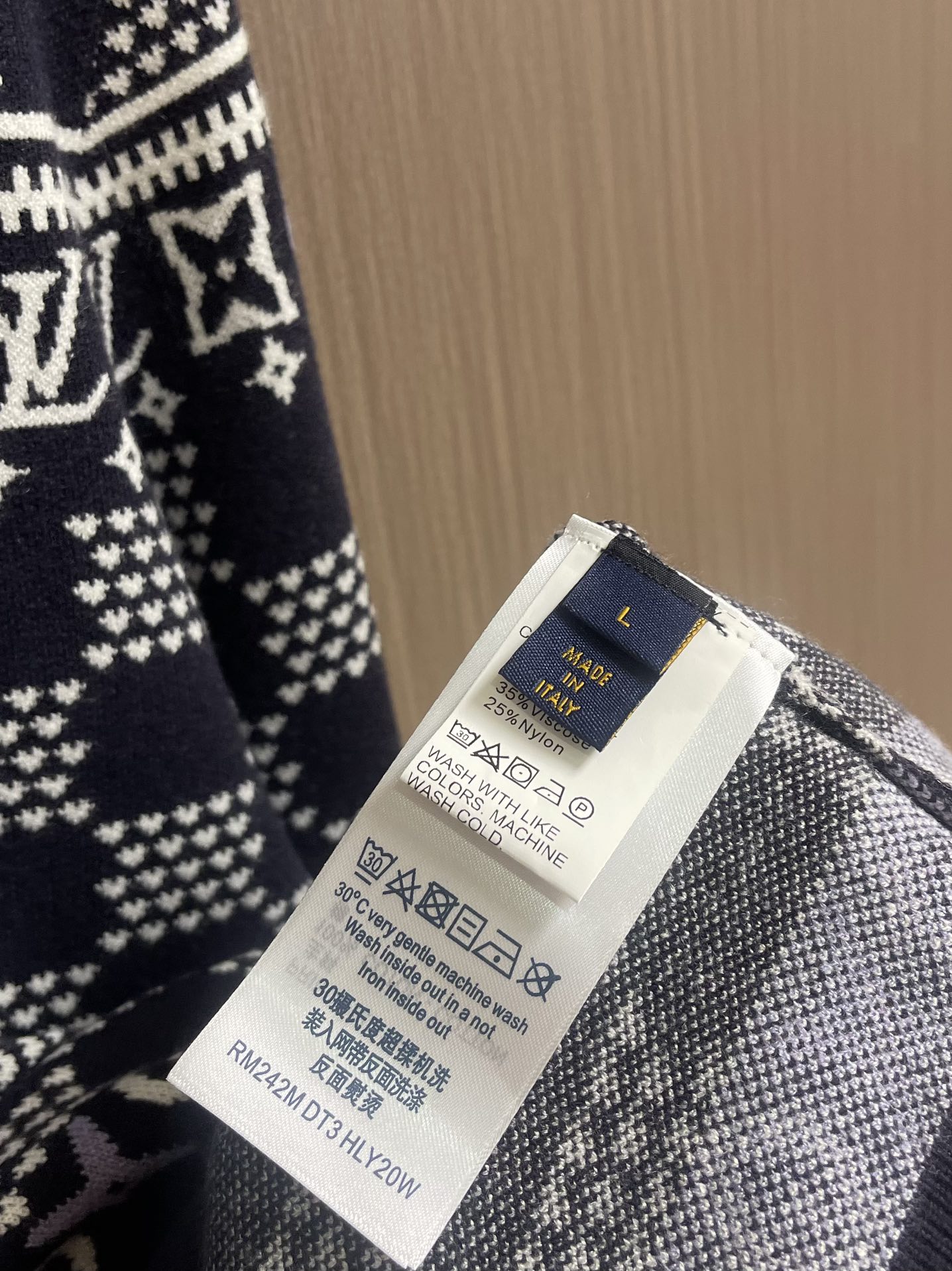 Luxurious LV wool knit dress with intricate details, handcrafted with imported machines, time-consuming and exclusive. Size: S-XL. - 图片 7