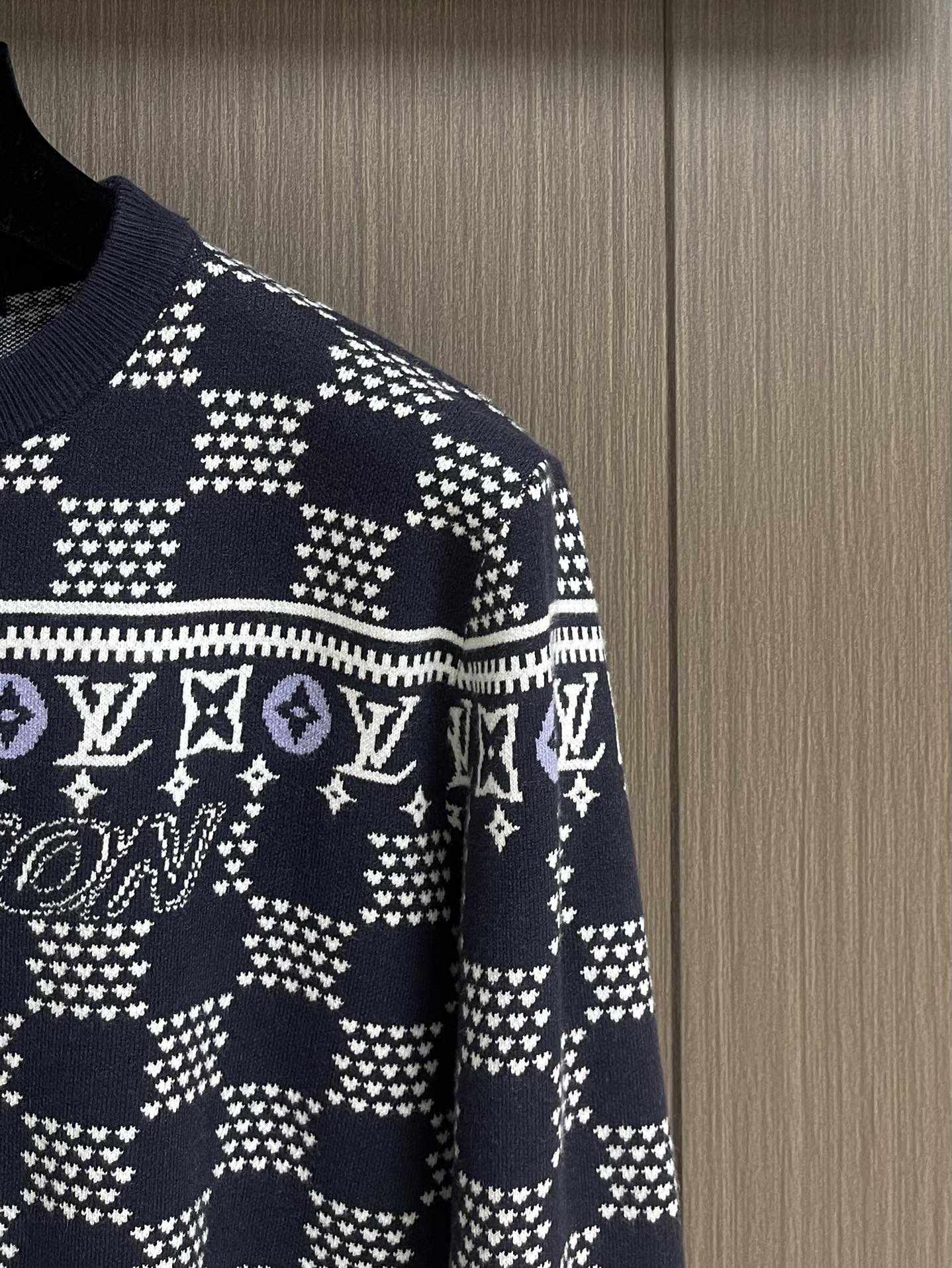 Luxurious LV wool knit dress with intricate details, handcrafted with imported machines, time-consuming and exclusive. Size: S-XL. - 图片 4