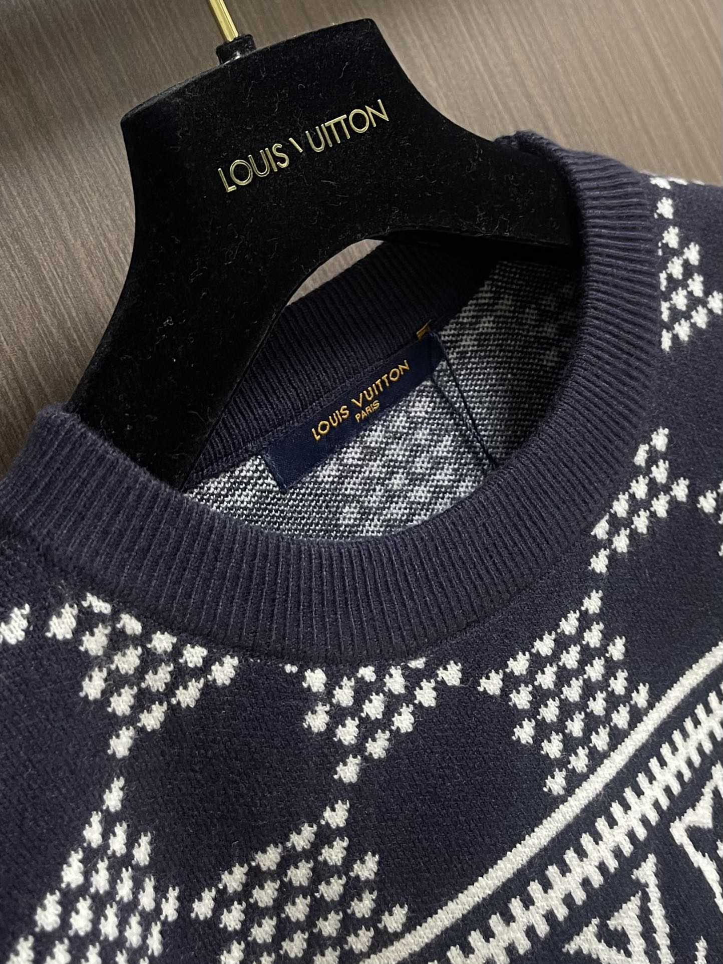 Luxurious LV wool knit dress with intricate details, handcrafted with imported machines, time-consuming and exclusive. Size: S-XL. - 图片 3