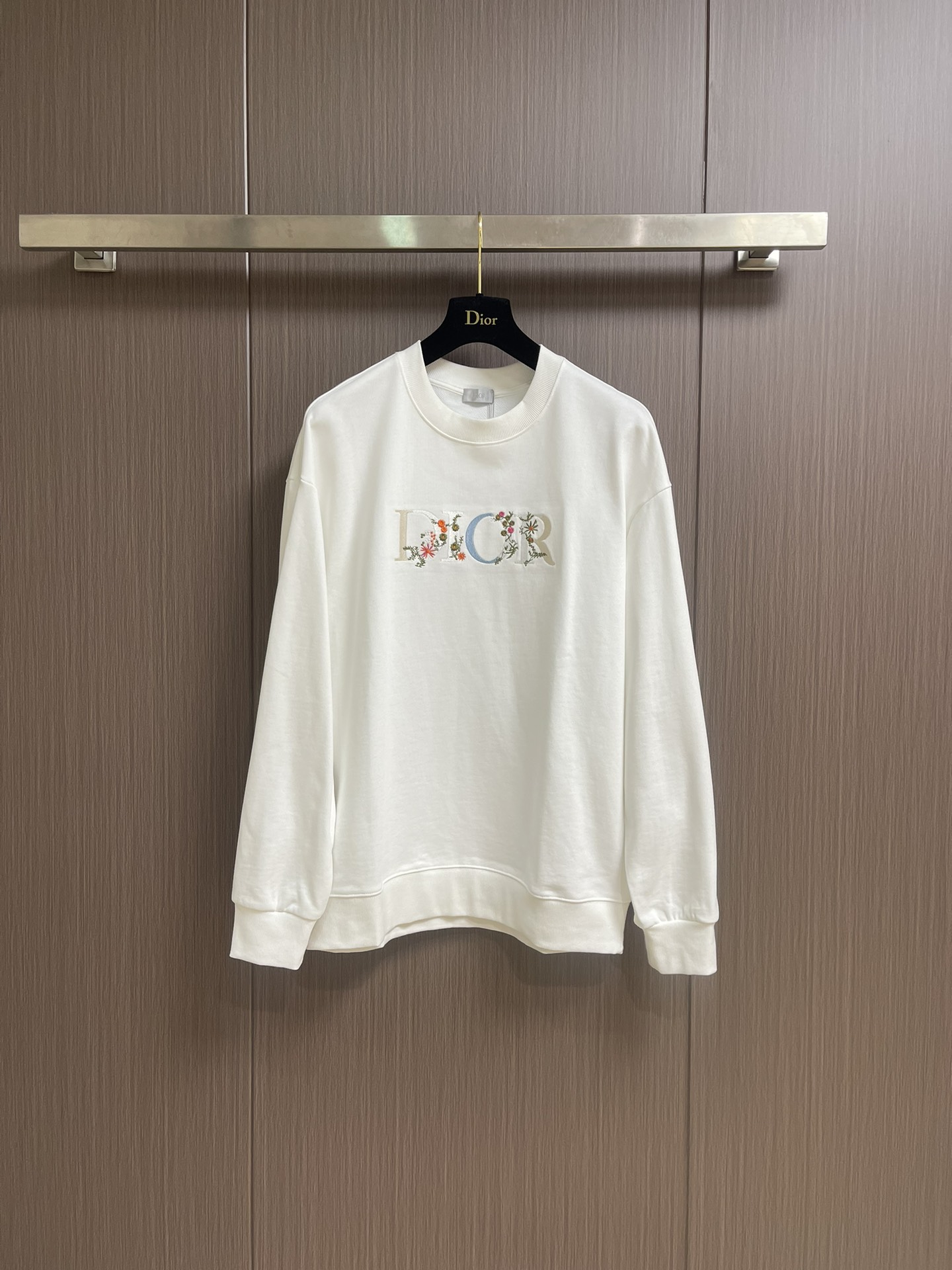 NO:504522,Dior 2025fw early autumn new floral embroidered short pullover sweatshirt, creating luxurious and painted logo elements, a must-have style for high-end temperament, a single item with a very tone and charm!  Custom fabrics are made of all cotton, skin-friendly and breathable. The chest is exquisitely embroidered with floral patterns, which highlights the designer's charm and artistic sense of modern art. It is an extremely luxurious high-end item, the same style as men and women. Size S-XL S S S S width 58cm Bust 114cm Long 70cm M S S shoulder width 59.5cm Bust 118cm Long 72cm L S shoulder width 61cm Bust 122cm Long 74cm XL S shoulder width 62.5cm Bust 126cm Long 76cm, Dior,hoodie,sweatshirts,alexander wang19860909Dior 2025fw早秋新品花卉刺绣短套头卫衣,奢华程度满分的彩绘logo元素打造,高端气质型必入的极品款式,一款极具腔调感与魅力的单品！定制面料采用全棉质地,亲肤透气.胸前精工密针刺绣花卉图案,彰显出设计师对于现代艺术魅力与艺术感,属于极为奢华的高端单品,男女同款,尺码S-XL S码肩宽58cm 胸围114cm衣长70cm M码肩宽59.5cm 胸围118cm衣长72cm L码肩宽61cm胸围122cm衣长74cm XL码肩宽62.5cm 胸围126cm衣长76cm,,dior,hoodie,sweatshirts,alexander wang,Men's clothing