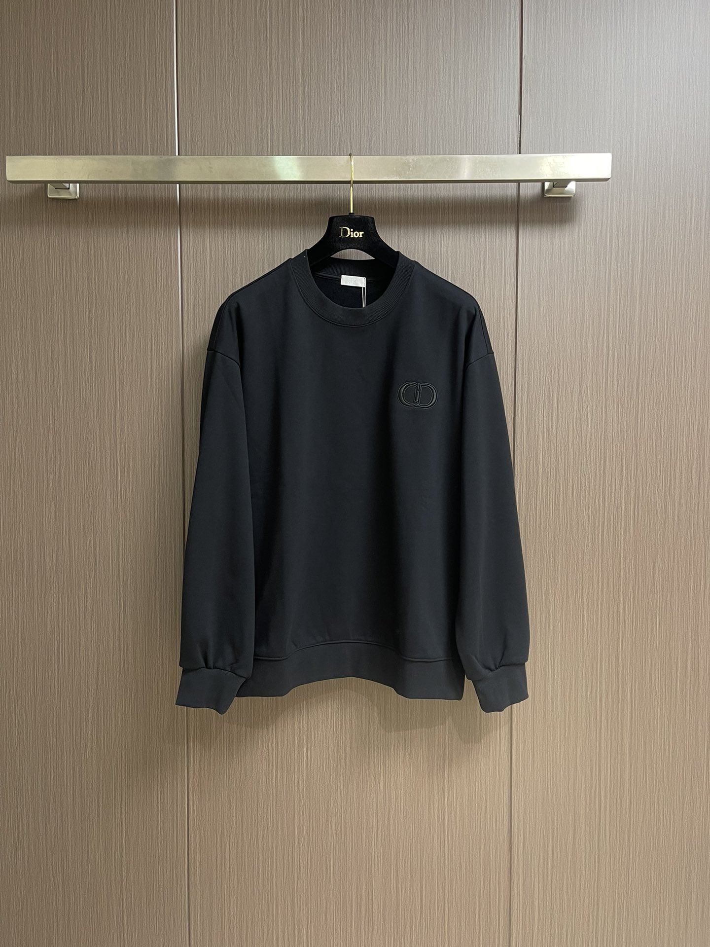 NO:498302,Dior SS autumn and winter icon badge embroidered round neck sweatshirt, exclusive custom 430g pure cotton terry fabric with original board, very comfortable texture, customer-supplied fabric with 430g 2x2 threads, customized auxiliary materials, collar mark, washing label, tag. Size S-XL S S S S S width 58cm Bust 114cm Long 70cm M S S Shoulder 59.5cm Bust 118cm Long 72cm L S Shoulder 61cm Bust 122cm Long 74cm XL S Shoulder 62.5cm Bust 126cm Long 76cm, Dior, hoodie, sweatshirts, alexander wang19860909Dior SS秋冬icon徽章刺绣圆领卫衣,采用原板独家定制430克纯棉毛圈面料,质感非常舒服,客供面料搭配430克2x2螺纹,定制辅料 领标 洗水唛 吊牌 .尺码S-XL S码肩宽58cm 胸围114cm衣长70cm M码肩宽59.5cm 胸围118cm衣长72cm L码肩宽61cm胸围122cm衣长74cm XL码肩宽62.5cm 胸围126cm衣长76cm,,dior,hoodie,sweatshirts,alexander wang,Men's clothing