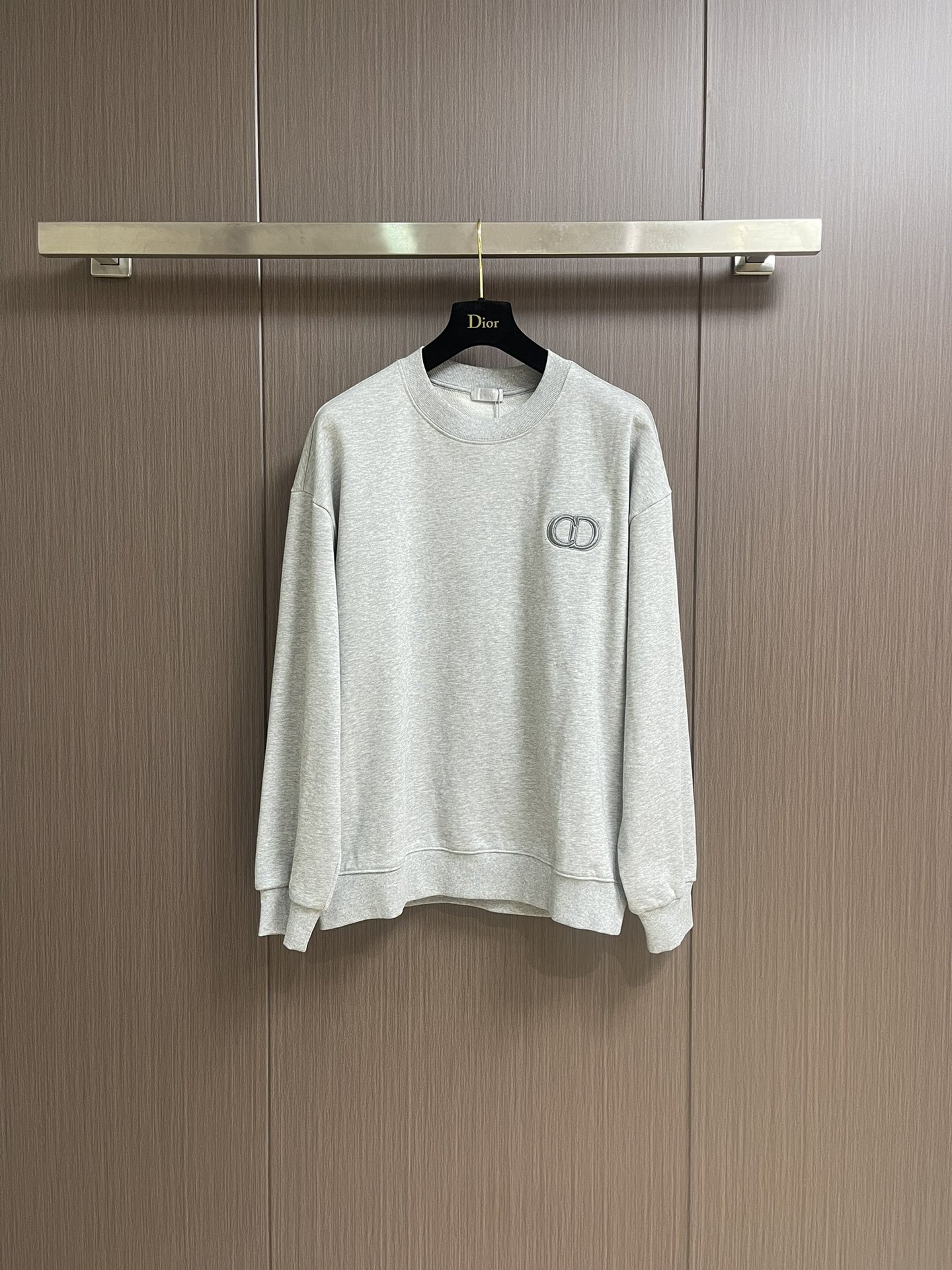 NO:498310,Dior SS autumn and winter icon badge embroidered round neck sweatshirt, exclusive custom 430g pure cotton terry fabric with original board, very comfortable texture, customer-supplied fabric with 430g 2x2 threads, customized auxiliary materials, collar mark, washing label, tag Size S-XL S S shoulder width 58cm, bust 114cm, length 70cm, size M shoulder width 59.5cm, bust 118cm, length 72cm, size L shoulder width 61cm, bust 122cm, length 74cm, XL S shoulder width 62.5cm, bust 126cm, length 76cm, dior, hoodie, sweatshirts, alexander wang19860909Dior SS秋冬icon徽章刺绣圆领卫衣,采用原板独家定制430克纯棉毛圈面料,质感非常舒服,客供面料搭配430克2x2螺纹,定制辅料 领标 洗水唛 吊牌 尺码S-XL S码肩宽58cm 胸围114cm衣长70cm M码肩宽59.5cm 胸围118cm衣长72cm L码肩宽61cm胸围122cm衣长74cm XL码肩宽62.5cm 胸围126cm衣长76cm,,dior,hoodie,sweatshirts,alexander wang,Men's clothing