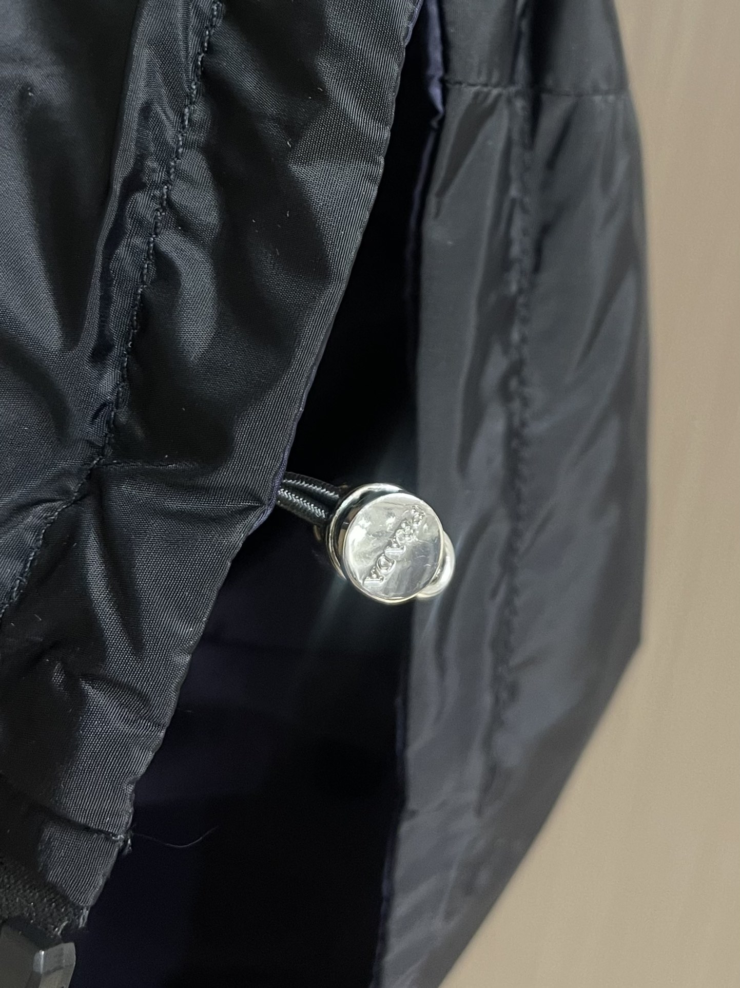 Title: 888Prada Regenerated Nylon Jackets Summary Summary: 888Prada offers regenerative nylon jackets with high intensity, tear resistance, lightness, waterproofing, and easy maintenance in - 图片 7