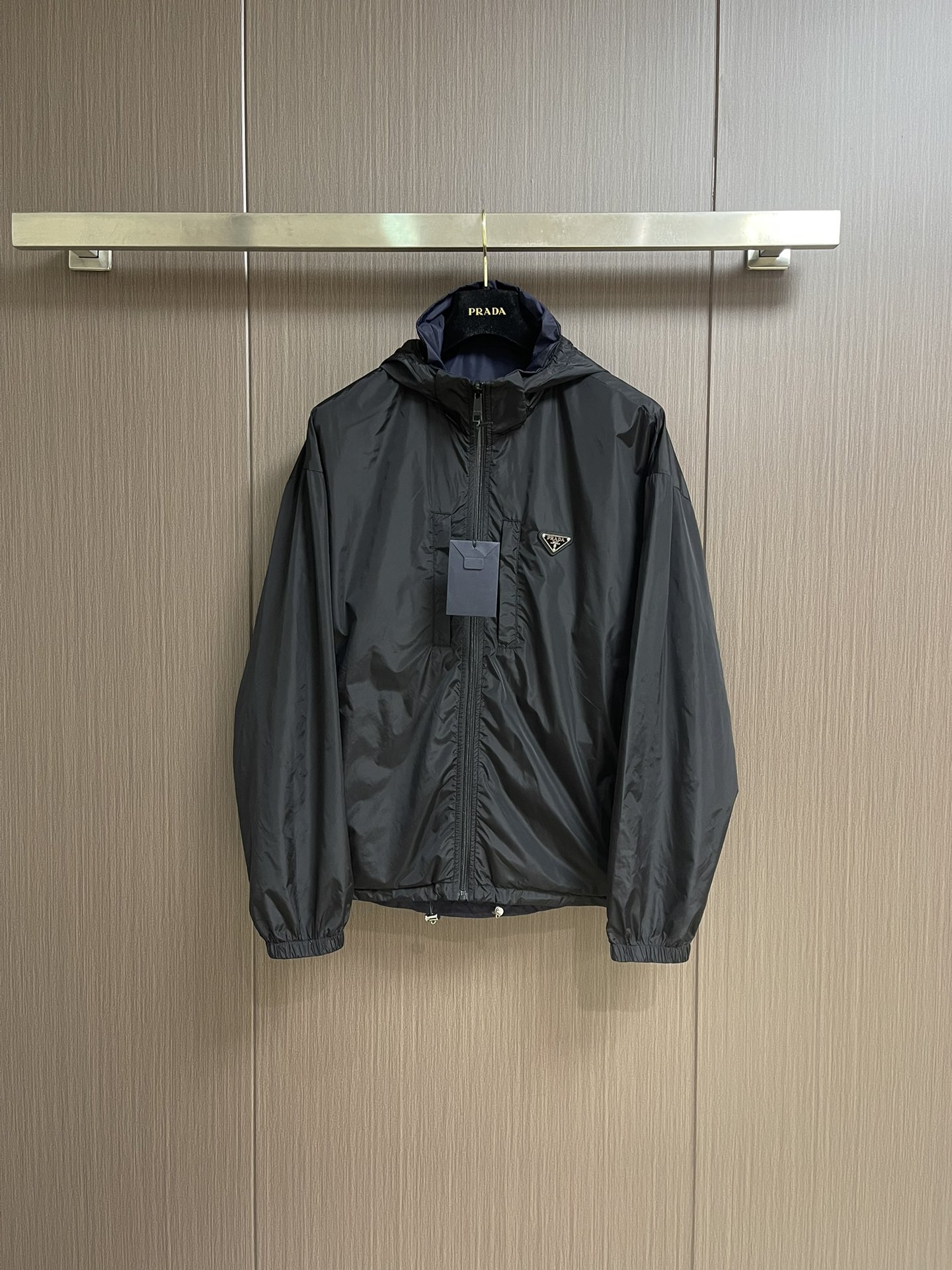 Title: 888Prada Regenerated Nylon Jackets Summary Summary: 888Prada offers regenerative nylon jackets with high intensity, tear resistance, lightness, waterproofing, and easy maintenance in - 图片 1