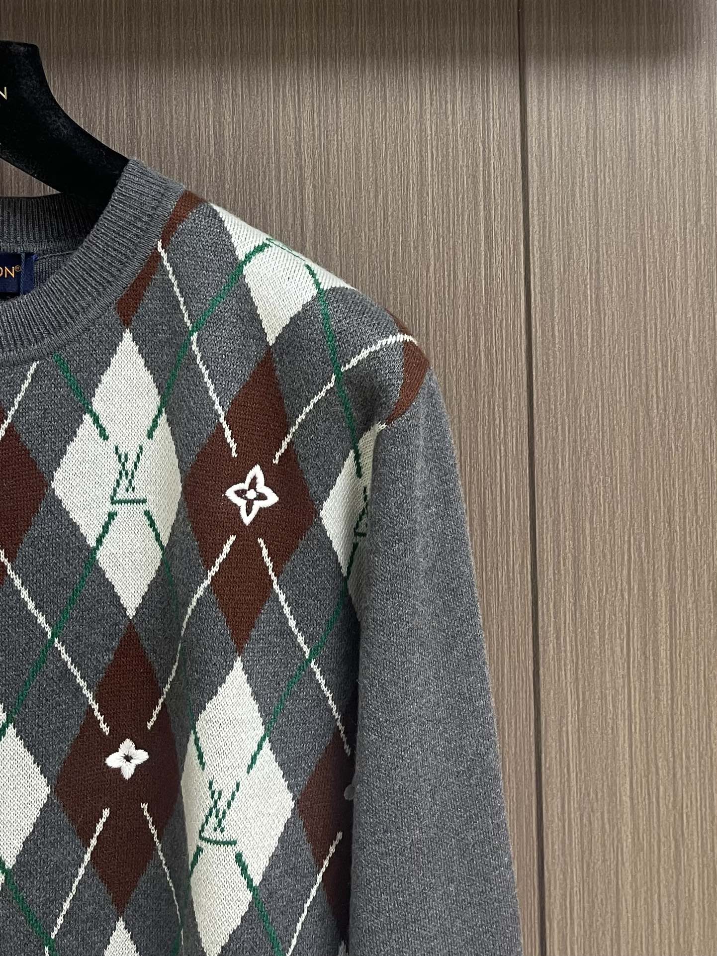 Title: Handmade Crude-Shaped Knitted Sweaters from Germany with Unique Features and Embroidery Summary: German-imported knitted sweaters with unique designs, handmade embroidery, and special - 图片 4