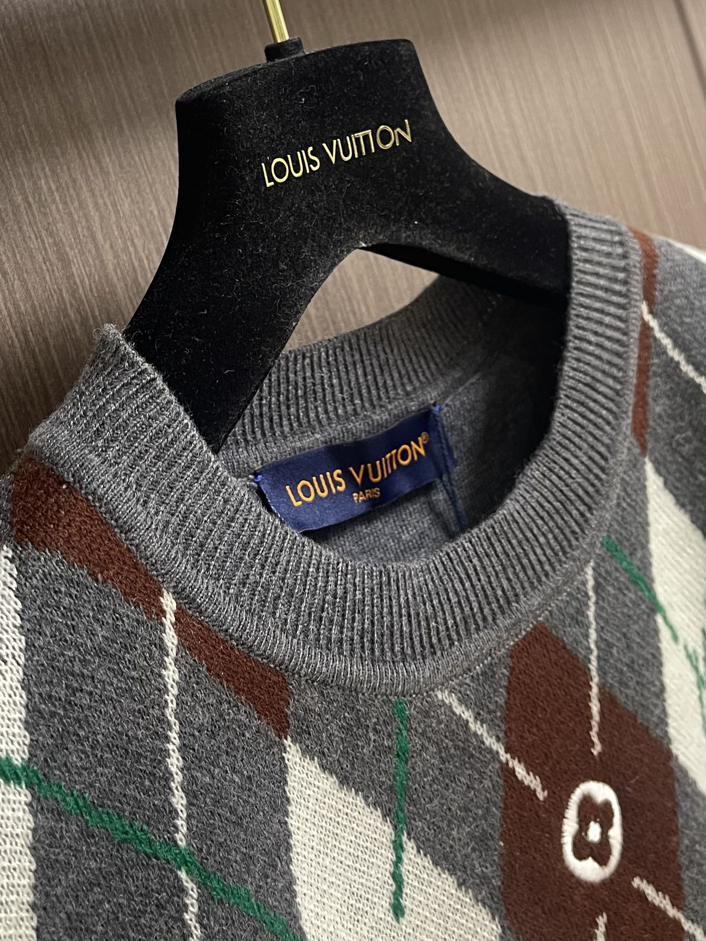 Title: Handmade Crude-Shaped Knitted Sweaters from Germany with Unique Features and Embroidery Summary: German-imported knitted sweaters with unique designs, handmade embroidery, and special - 图片 3