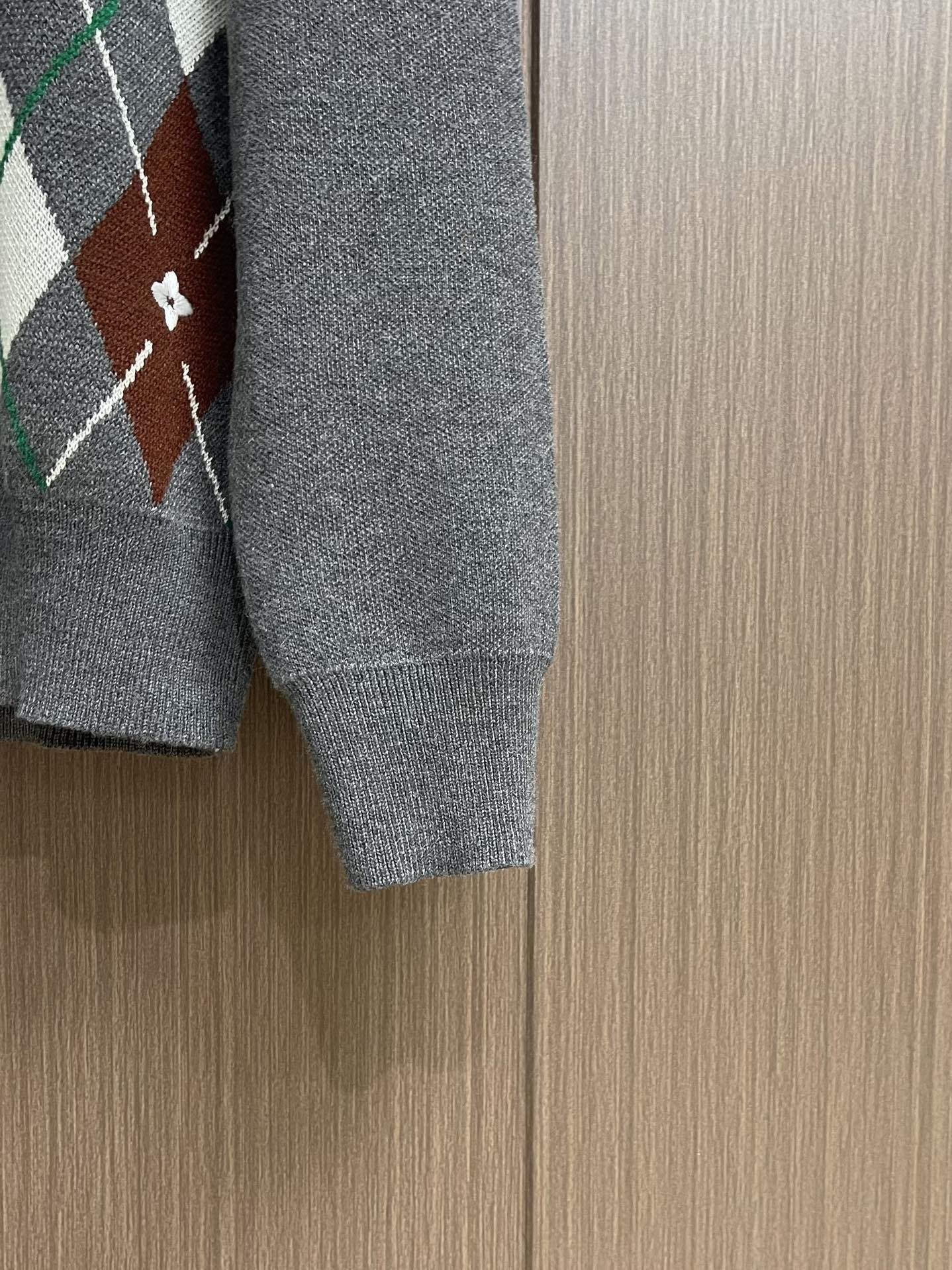 Title: Handmade Crude-Shaped Knitted Sweaters from Germany with Unique Features and Embroidery Summary: German-imported knitted sweaters with unique designs, handmade embroidery, and special - 图片 7