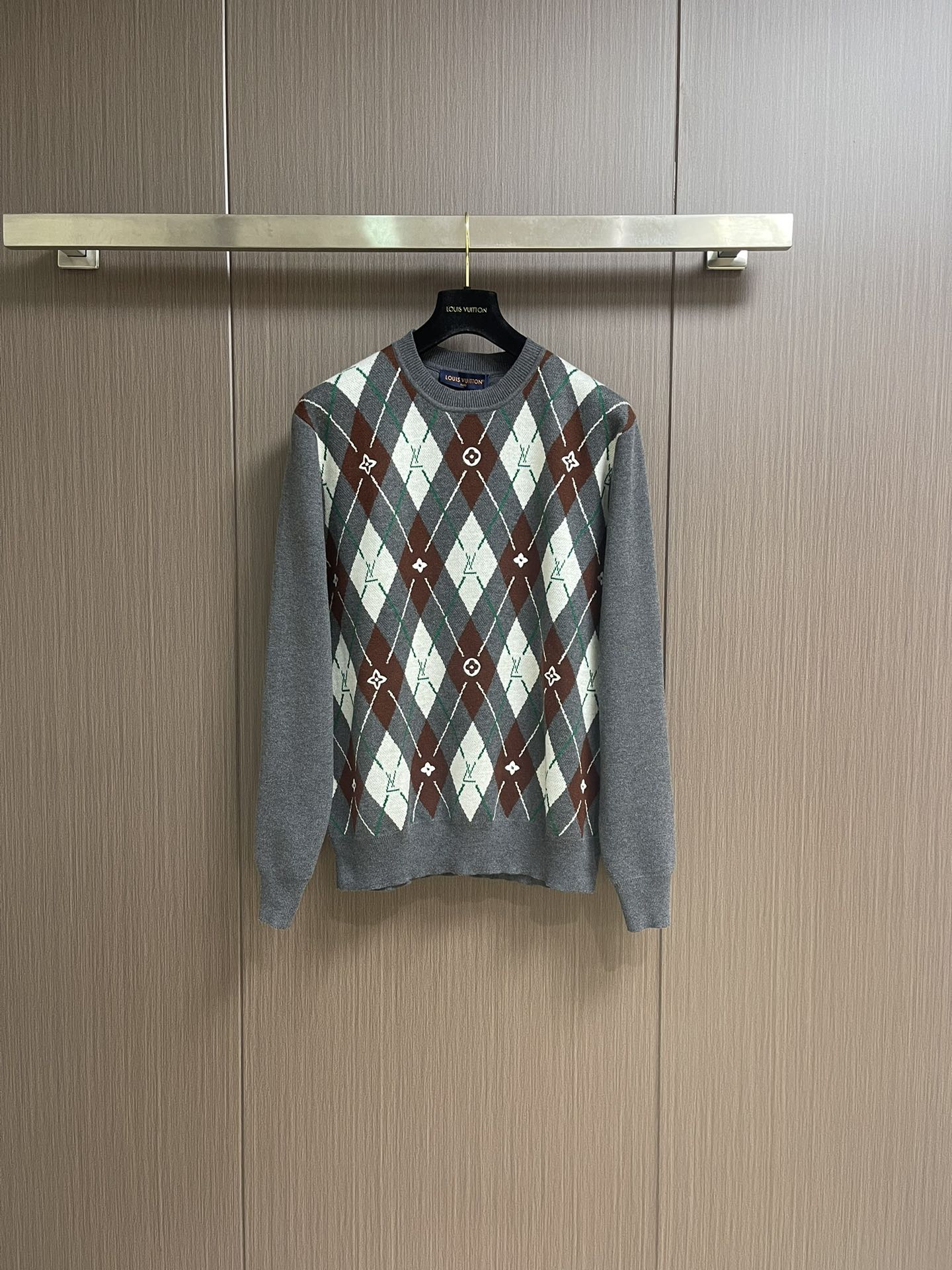 NO:498328,LV diamond lattice round neck knitted sweater, the wool material is made of 482 fine branches 50% basulan worsted wool yarn, and the 14-needle wool loom machine imported from Germany is knitted for 3-color jacquard technology. The flower shape is purely hand-drawn. The single piece takes 290 minutes. The weaving piece needs to be sewn and then qualitatively then manually disassembled and embroidered. The embroidery is positioned and embroidered with a high-speed embroidery machine. The back of the Hasou thread is spliced ​​for turtle back, and customized three-standard water washing. Size S-XL,,louis vuitton, sweaters, alexander wang19860909LV 菱形格圆领针织毛衣,毛料采用482细支50％巴素兰精纺羊毛纱线,采用德国进口14针毛织机进行3色提花工艺编织,花型纯手工绘制图,单件耗时290分钟、织片需要缝合好定性再进行手工拆解刺绣,刺绣采用高速刺绣机进行定位刺绣,背面哈梭线进行龟背拼接,定做三标水洗.尺码S-XL,,louis vuitton,sweaters,alexander wang,Men's clothing