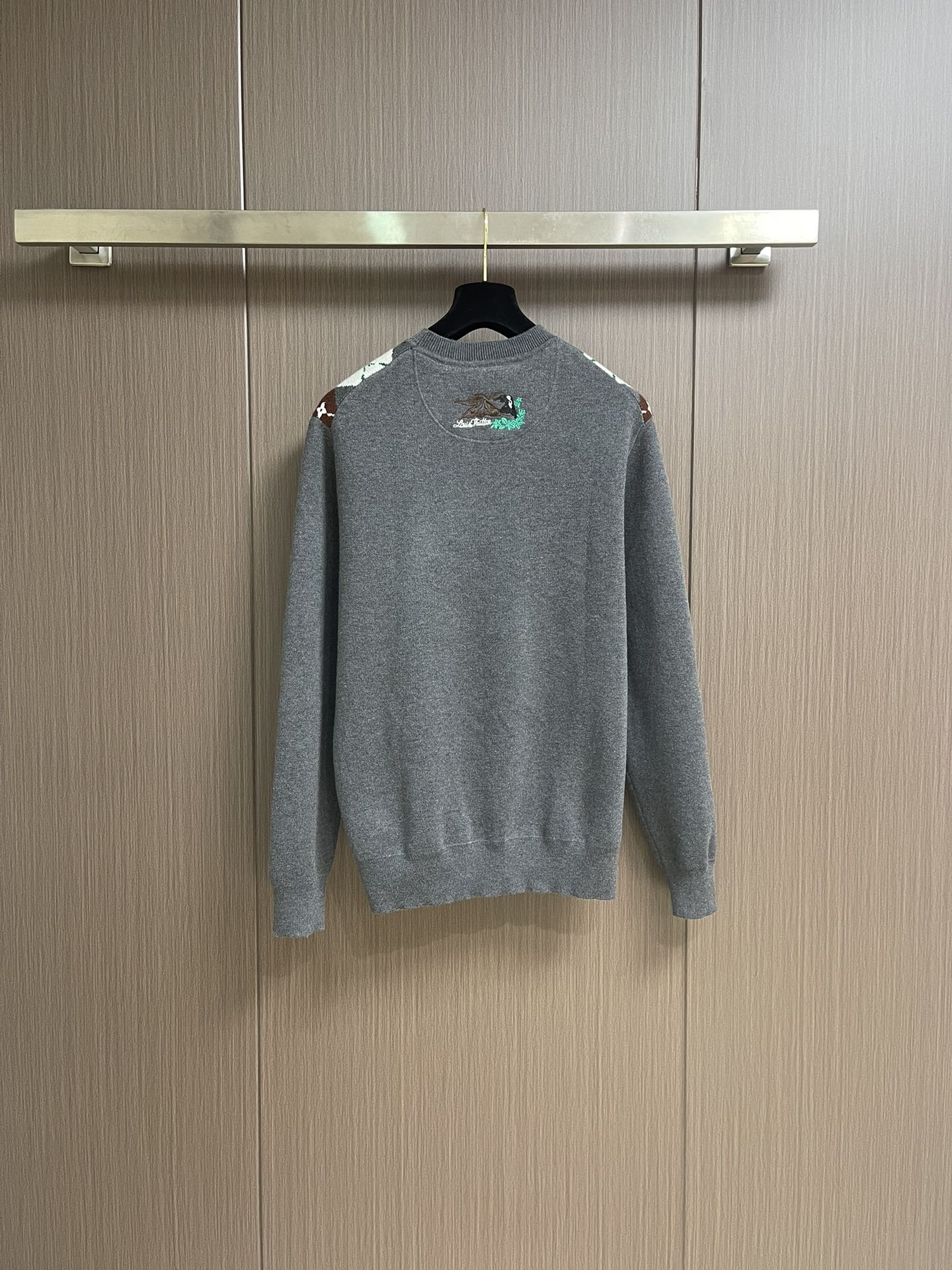 Title: Handmade Crude-Shaped Knitted Sweaters from Germany with Unique Features and Embroidery Summary: German-imported knitted sweaters with unique designs, handmade embroidery, and special - 图片 2