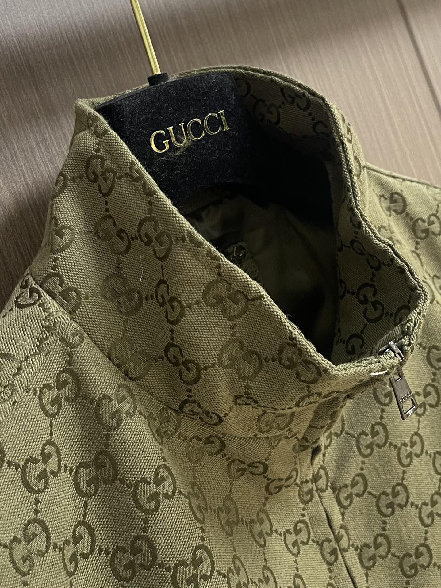 “888Gucci 2025FW Early Autumn Collection: Indelible Long-Sleeved Jackets in Camel and Dark Brown Canvas” - 图片 3